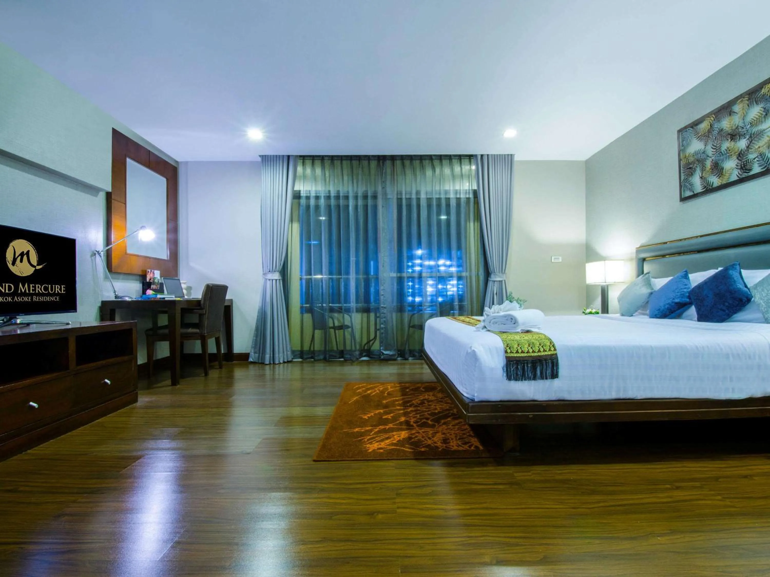 Photo of the whole room, Bed in Grand Mercure Bangkok Asoke Residence