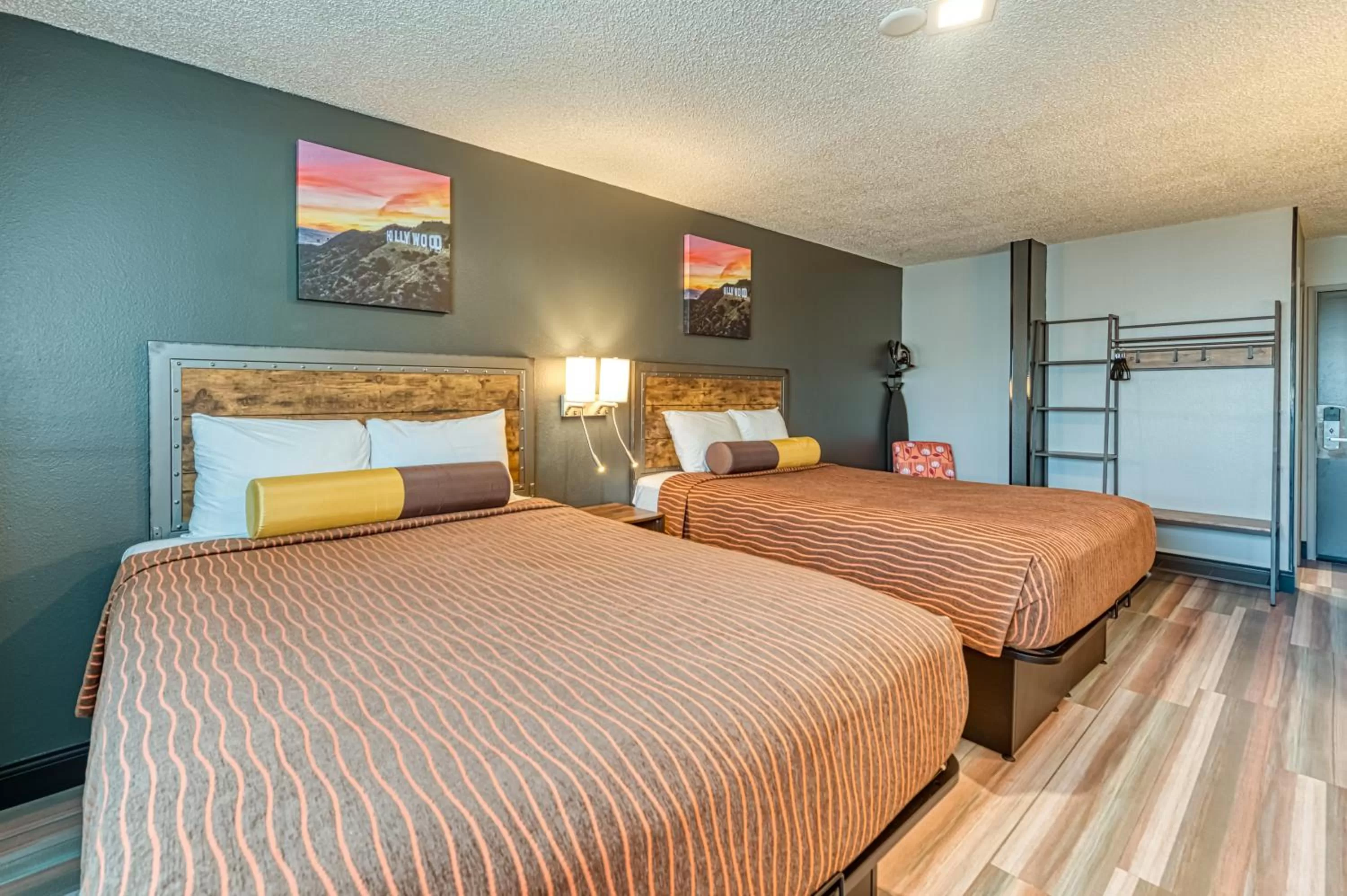 Photo of the whole room, Bed in La Mirage Inn - Hollywood