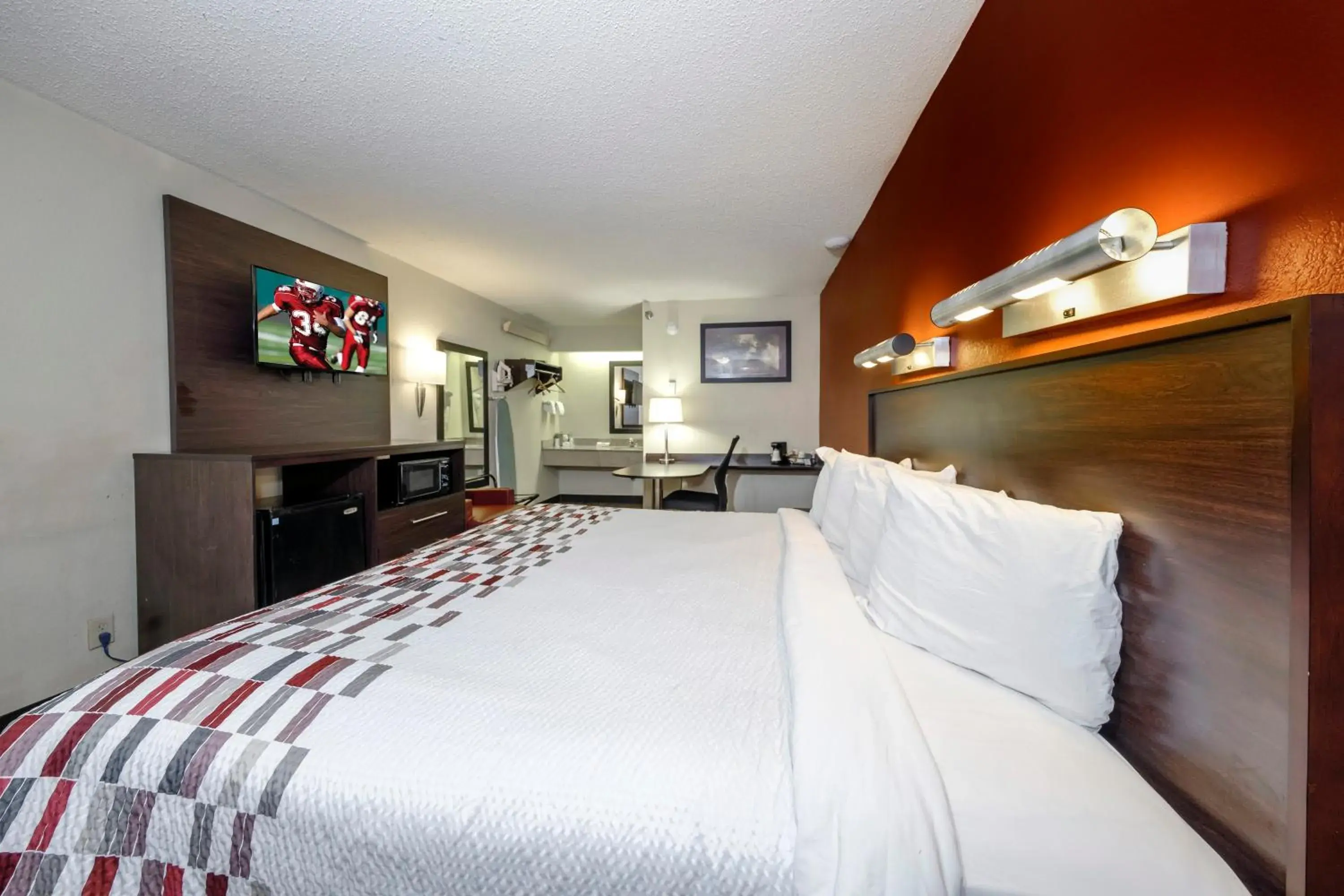 Superior King Room Smoking in Red Roof Inn Tampa - Brandon Superior King Room Smoking in Red Roof Inn Tampa - Brandon