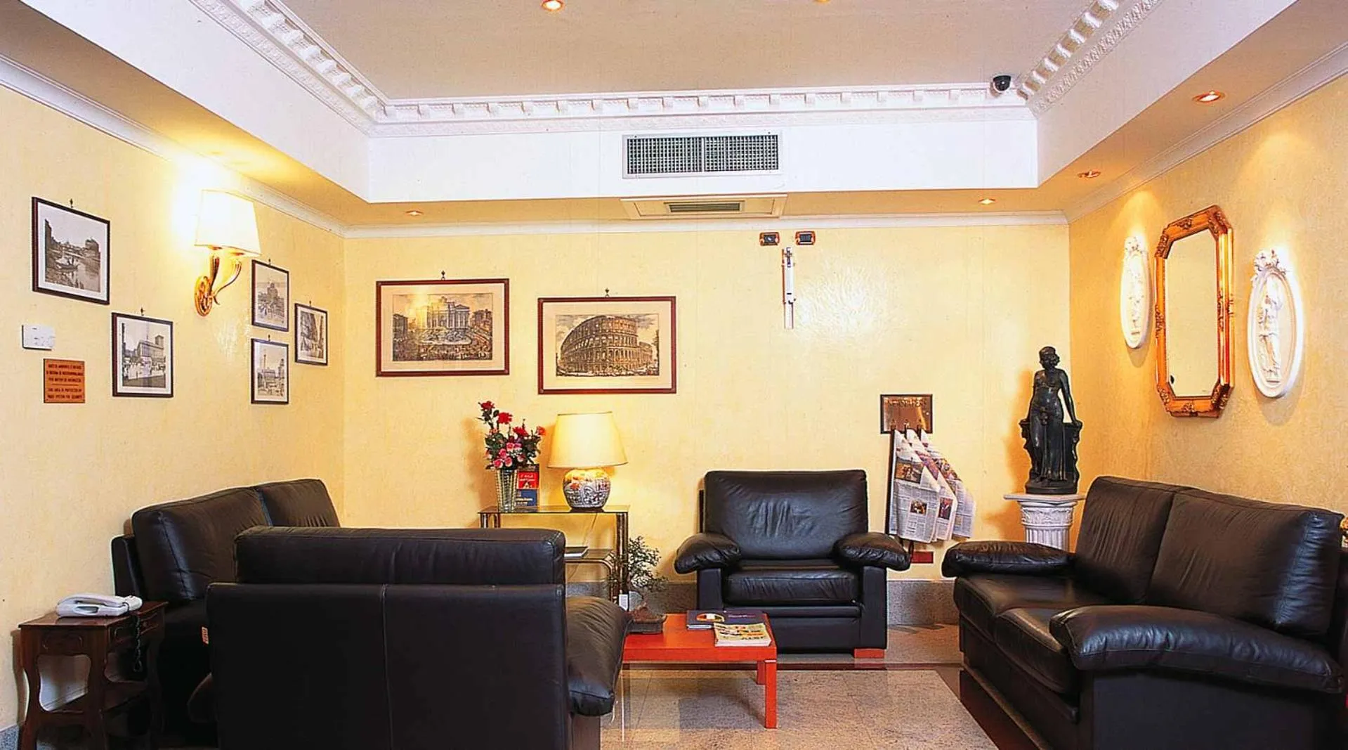 Communal lounge/ TV room in Hotel Stromboli