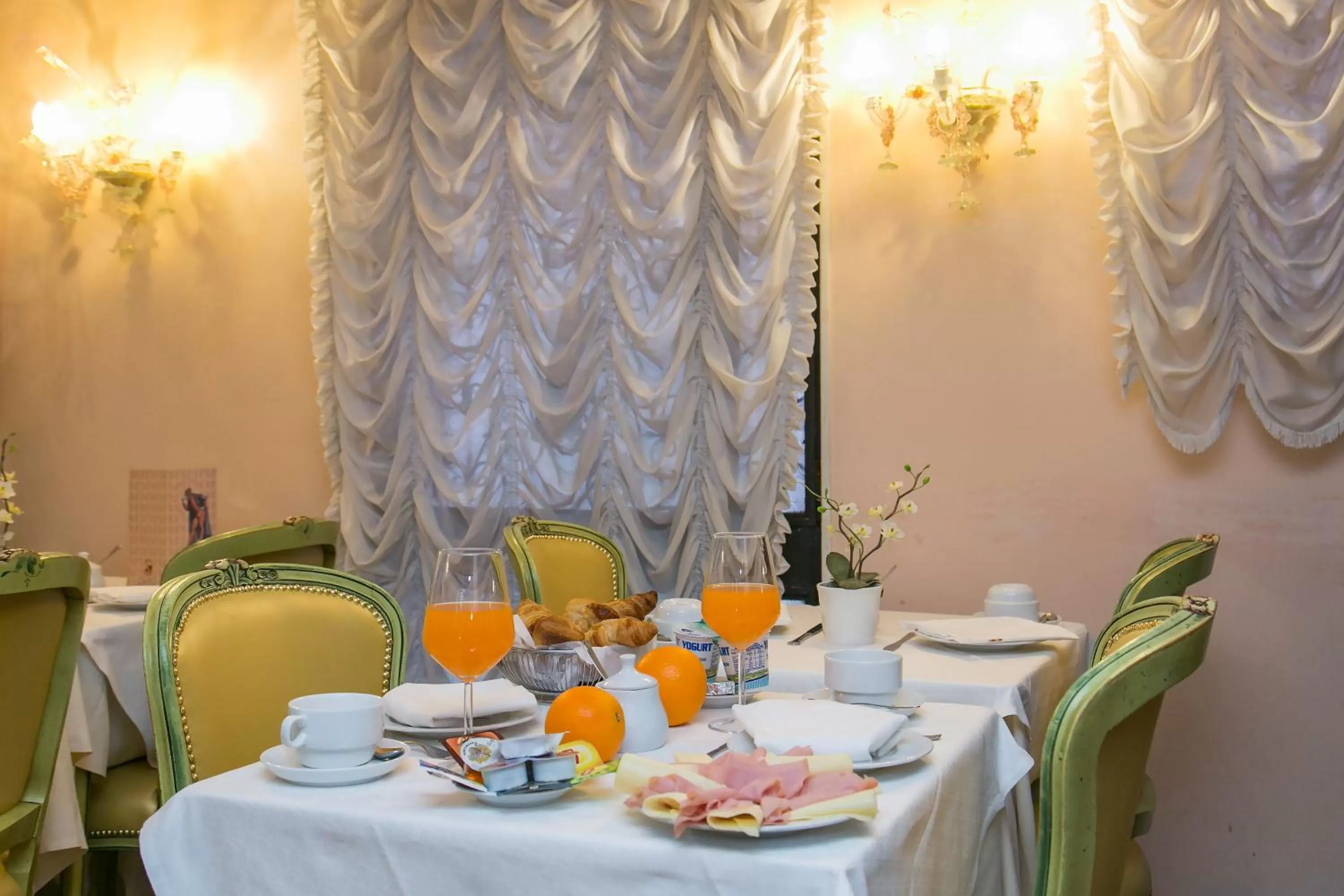 Breakfast in Hotel Pantalon