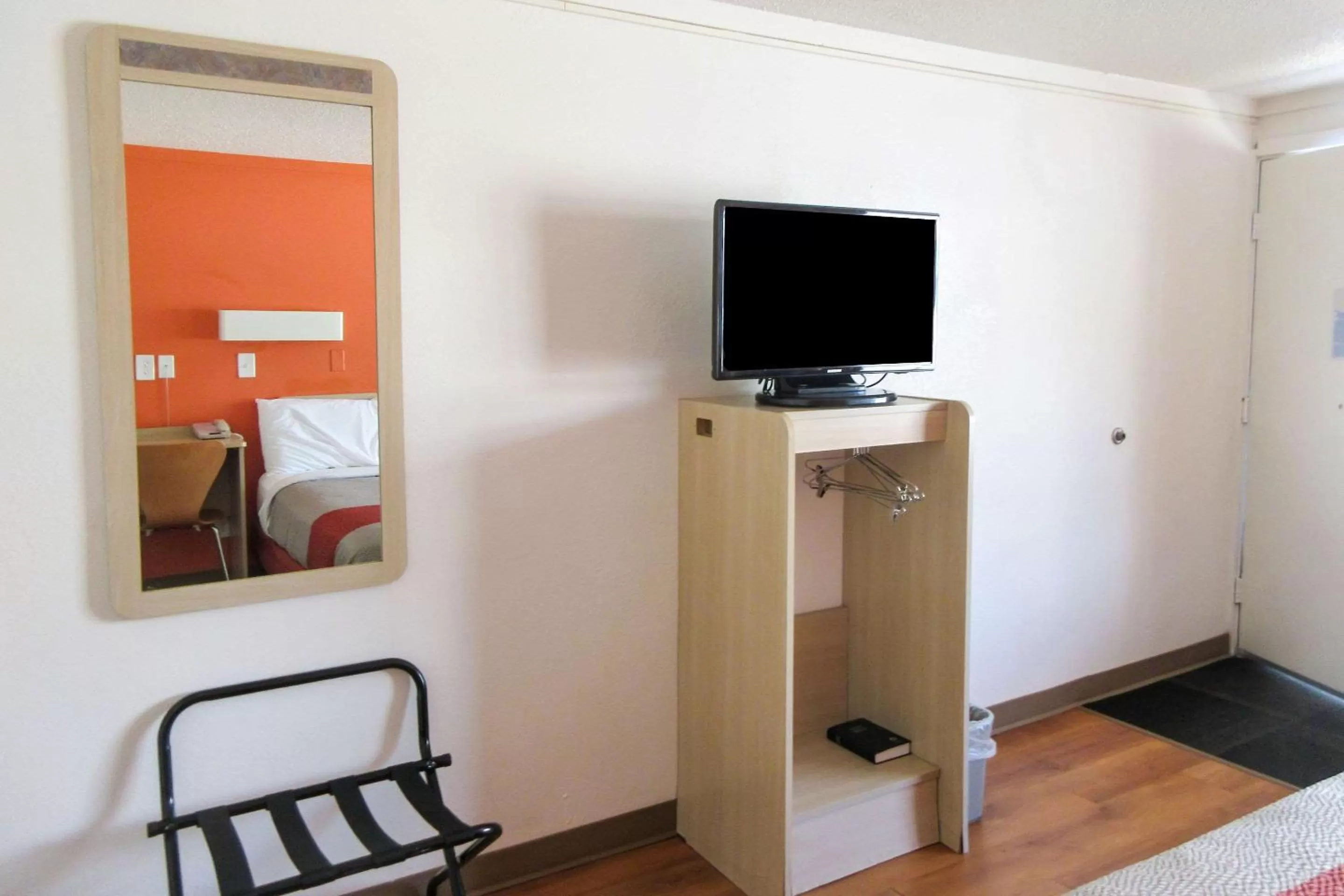 TV and multimedia in Rodeway Inn Altoona Orchard Plaza