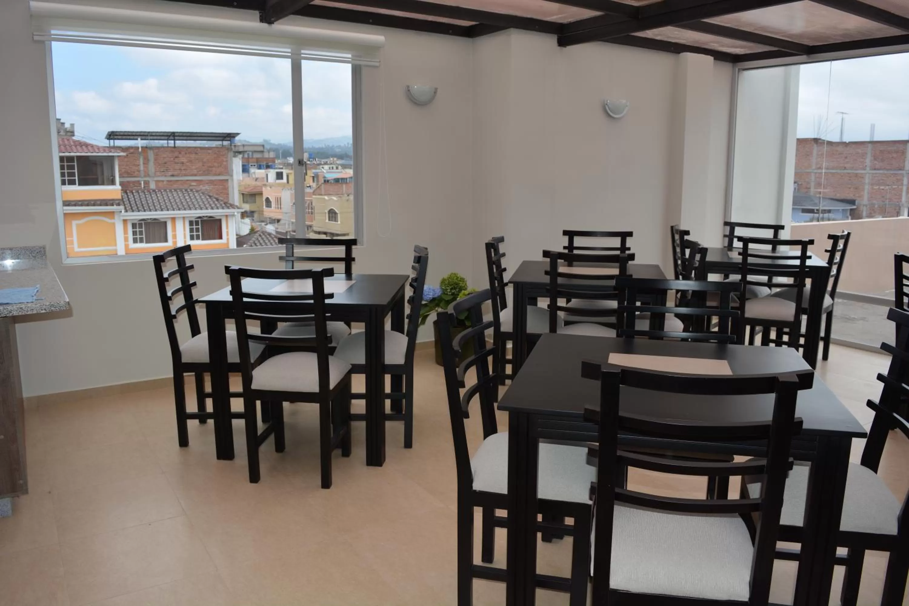 Restaurant/places to eat in Illari Hotel