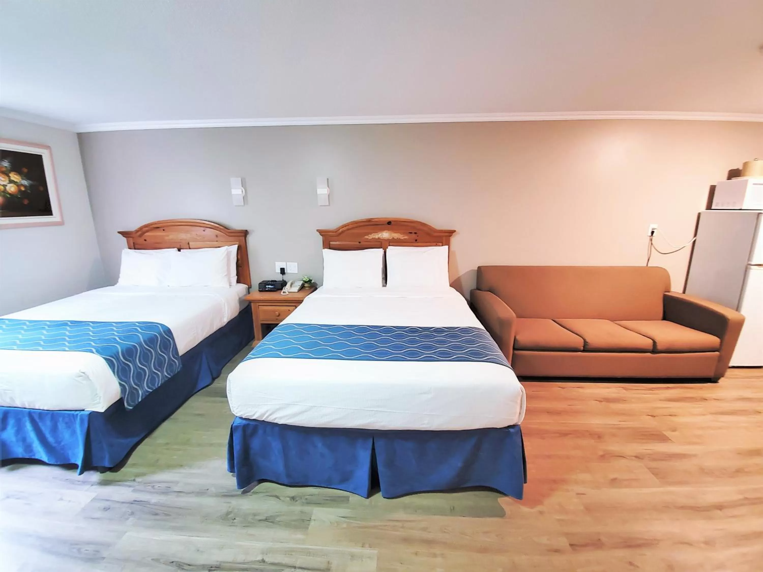 Bed in Knights Inn Colonial Fireside Inn