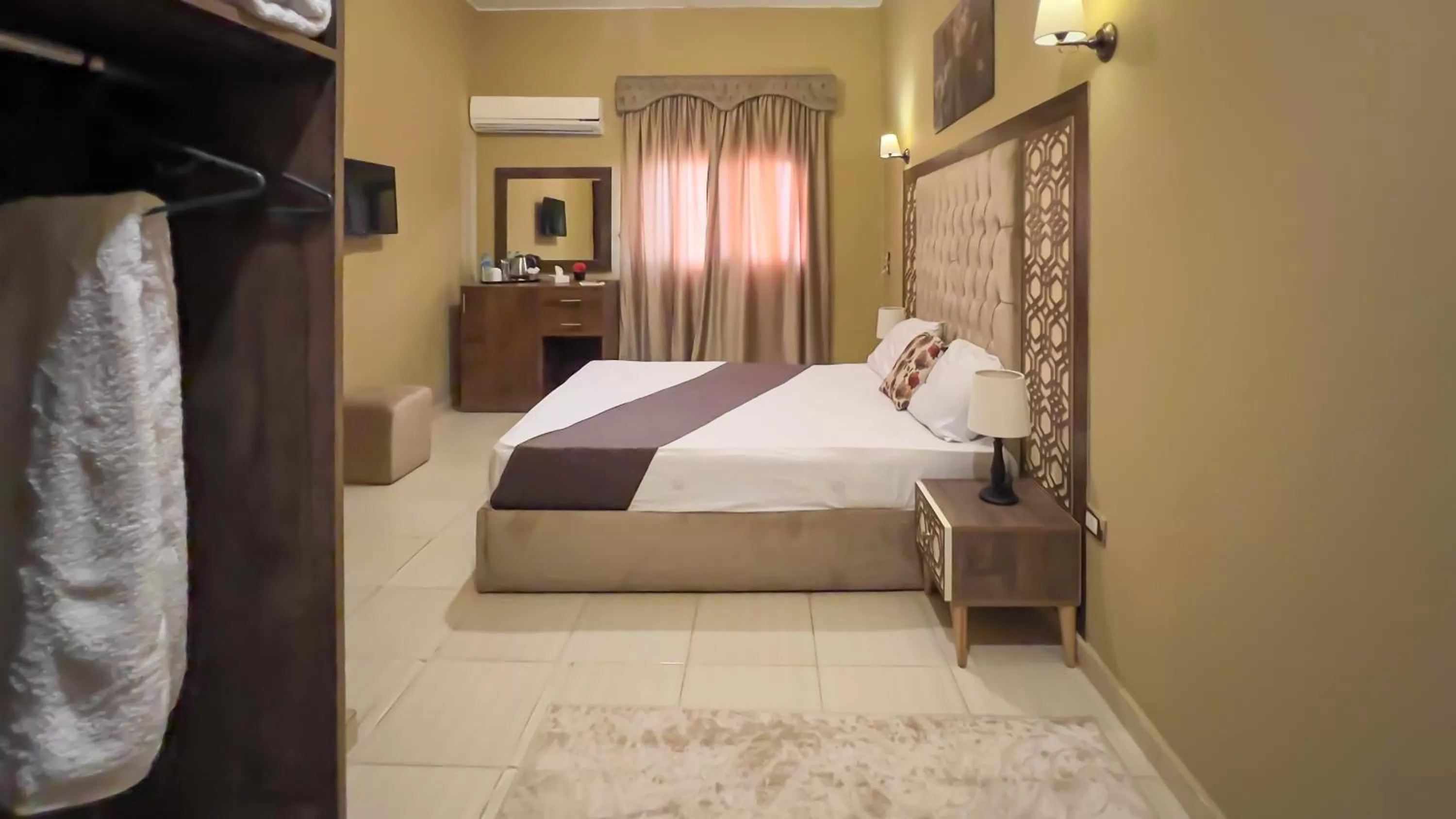 Photo of the whole room, Bed in King Cheops Inn - Pyramid View