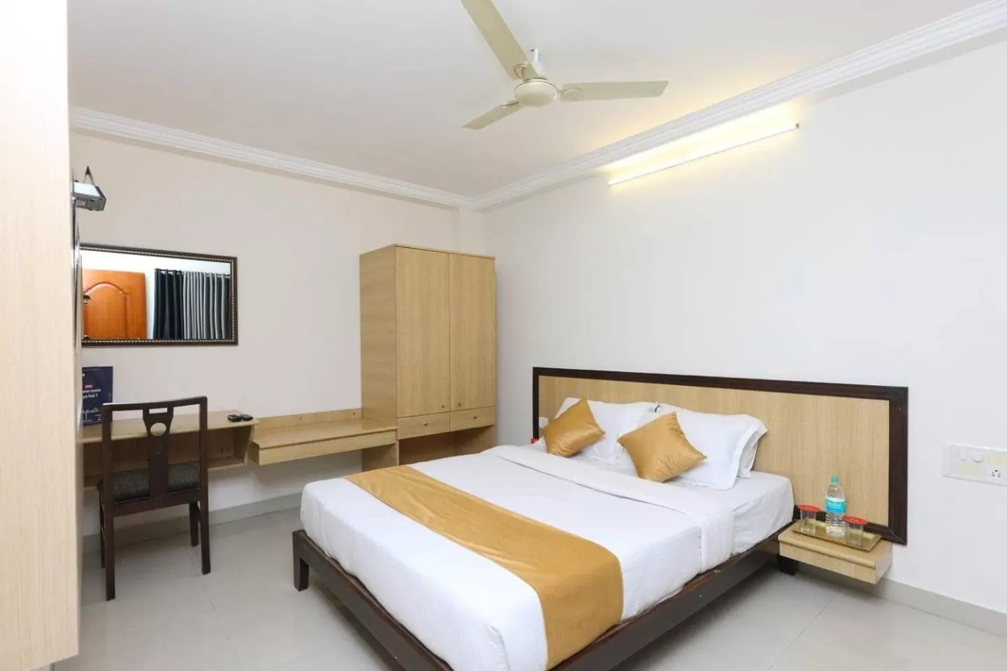 Bed in Hotel Half Moon Chennai