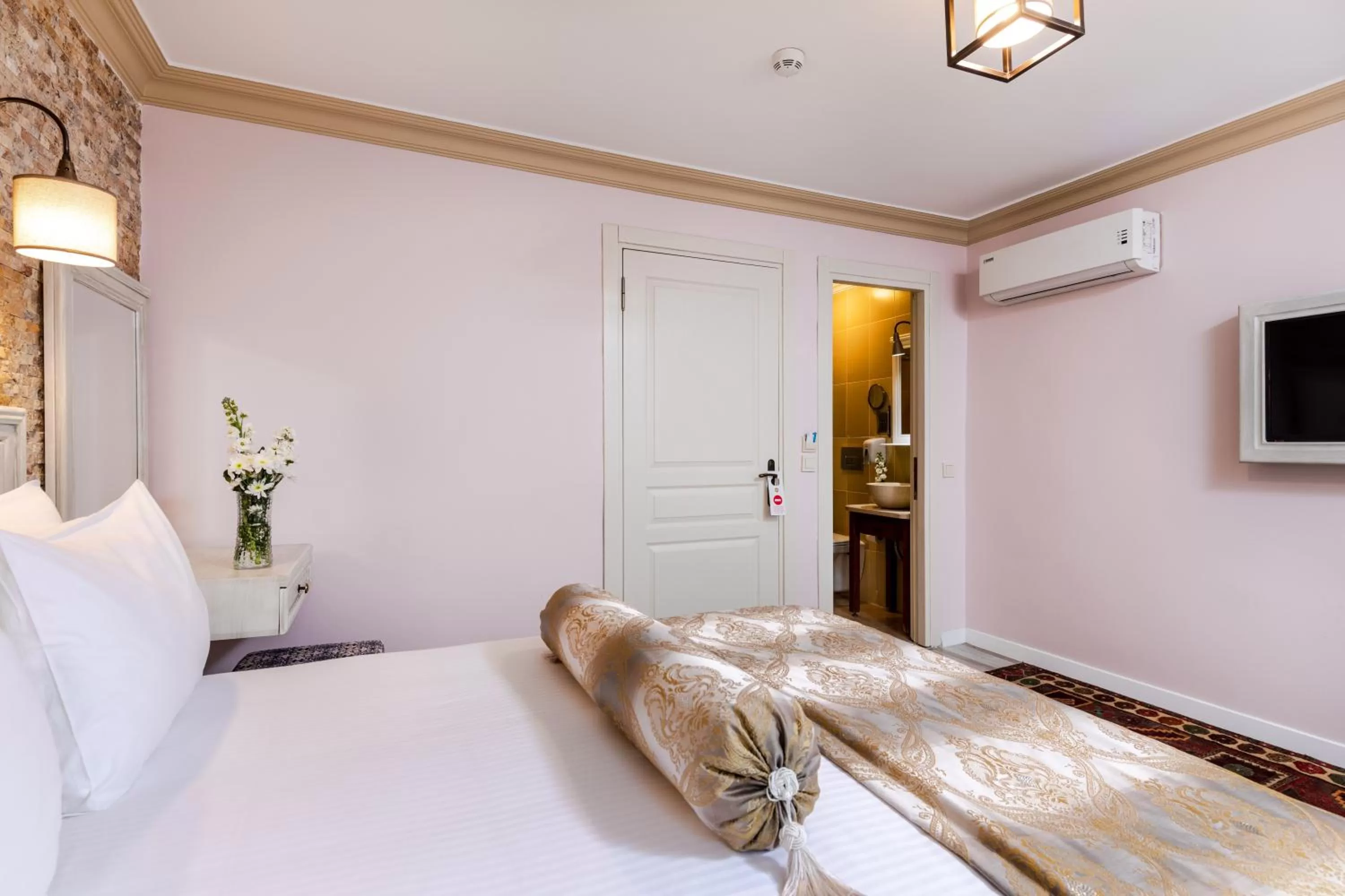 Communal lounge/ TV room, Bed in Agora Guesthouse