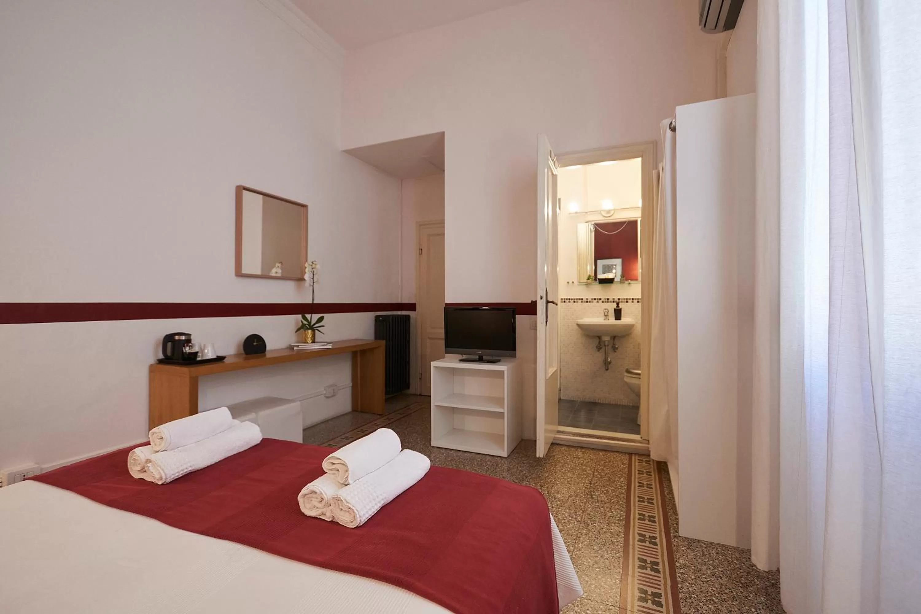 Bed in B&B In Centro