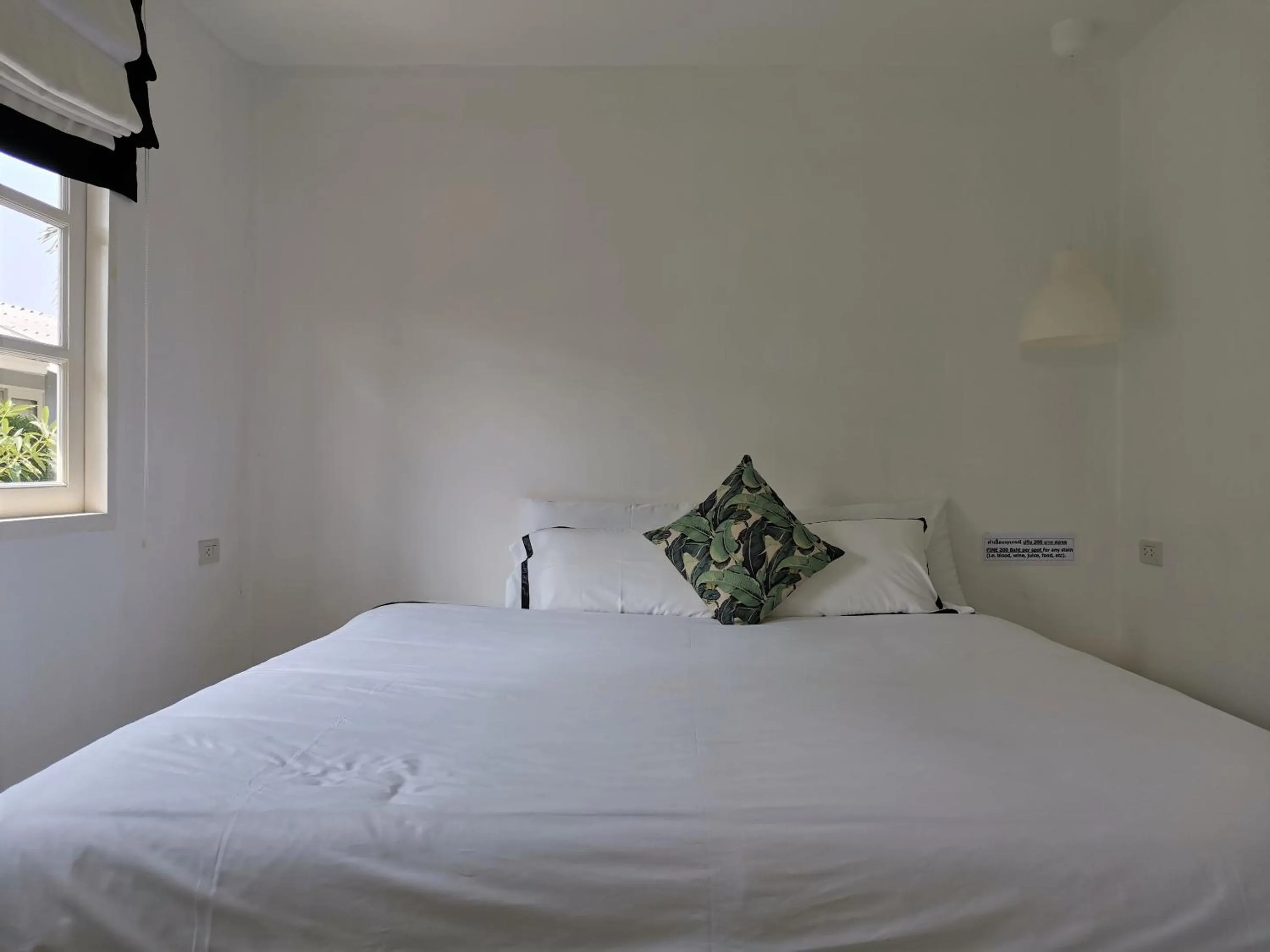 Bed in 1715 House - White Rhino