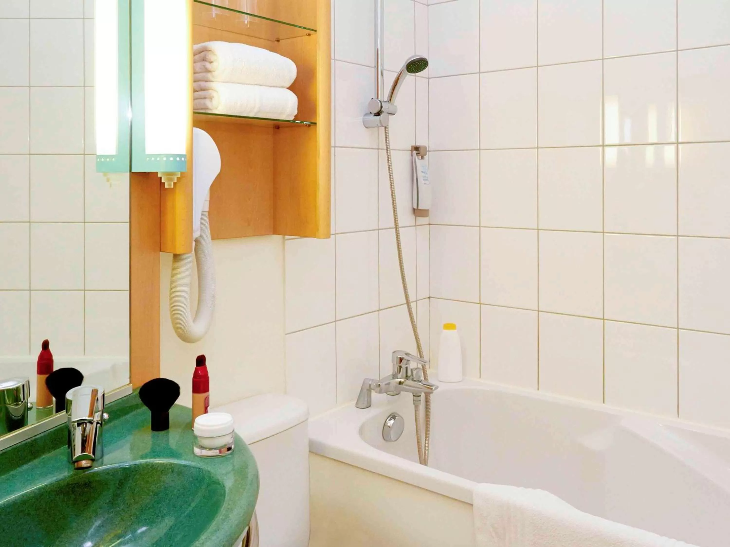 Photo of the whole room in ibis Nuits Saint Georges