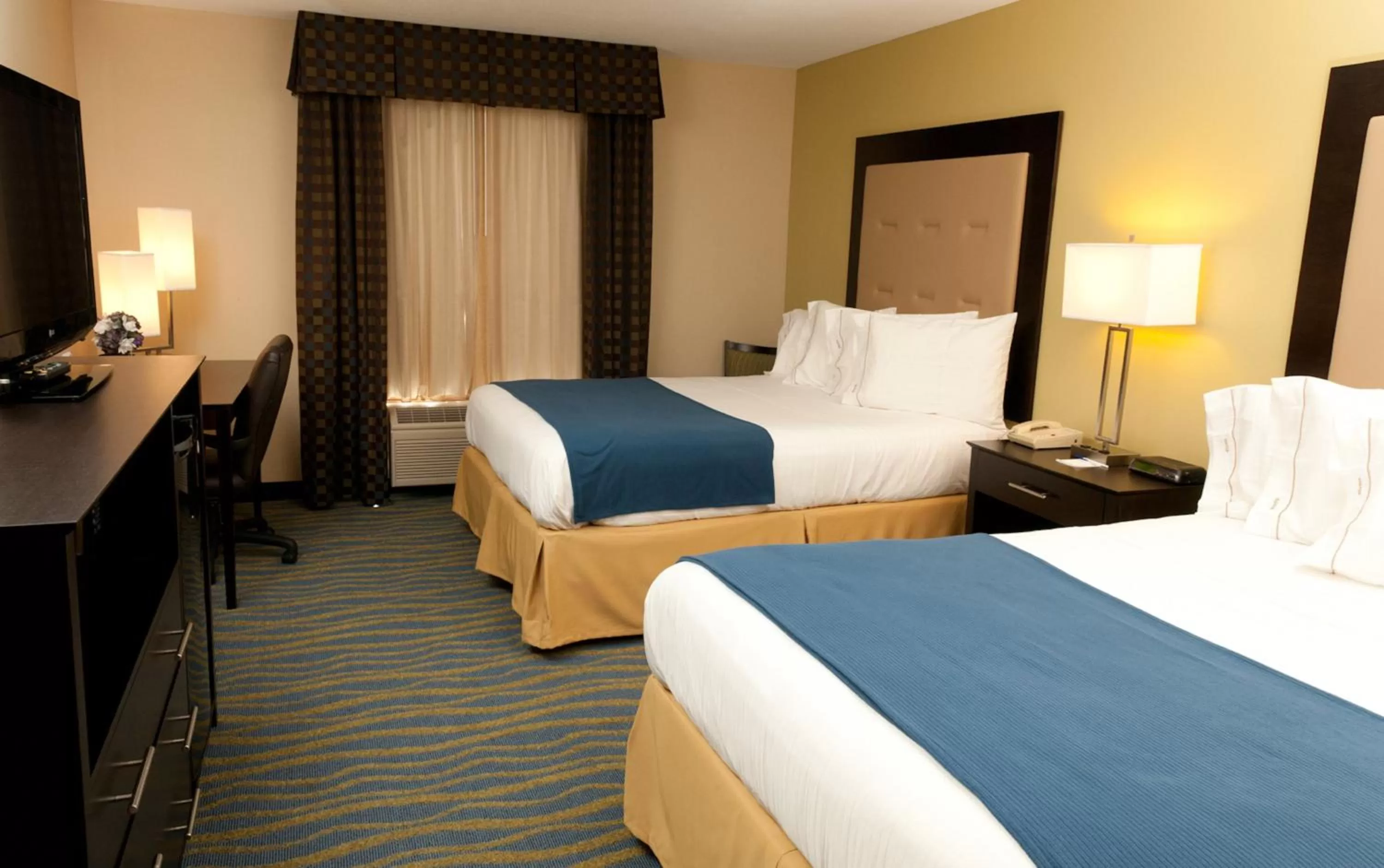Photo of the whole room, Bed in Holiday Inn Express Hotel & Suites Bloomington-Normal University Area by IHG