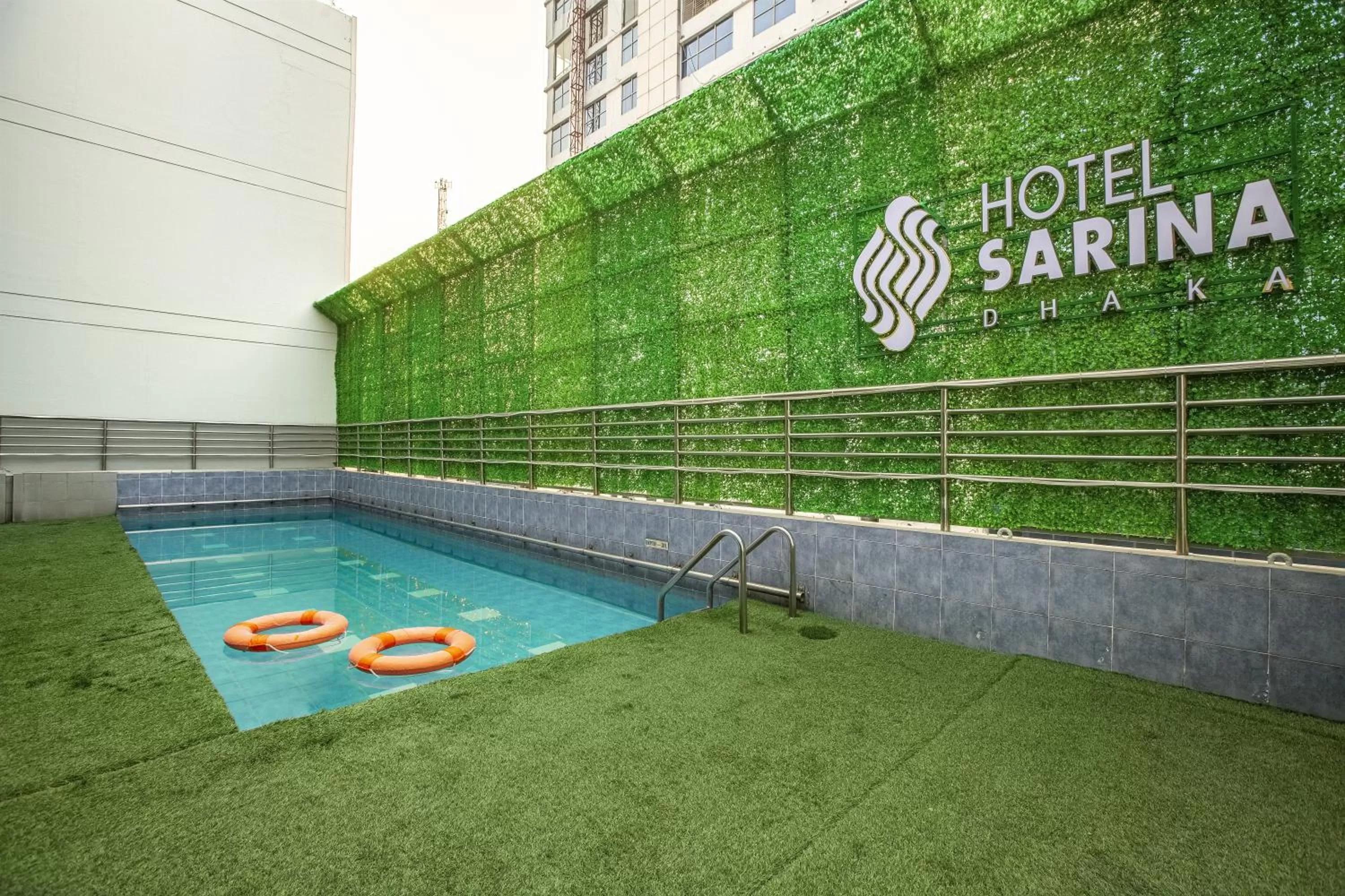 Swimming pool in Hotel Sarina