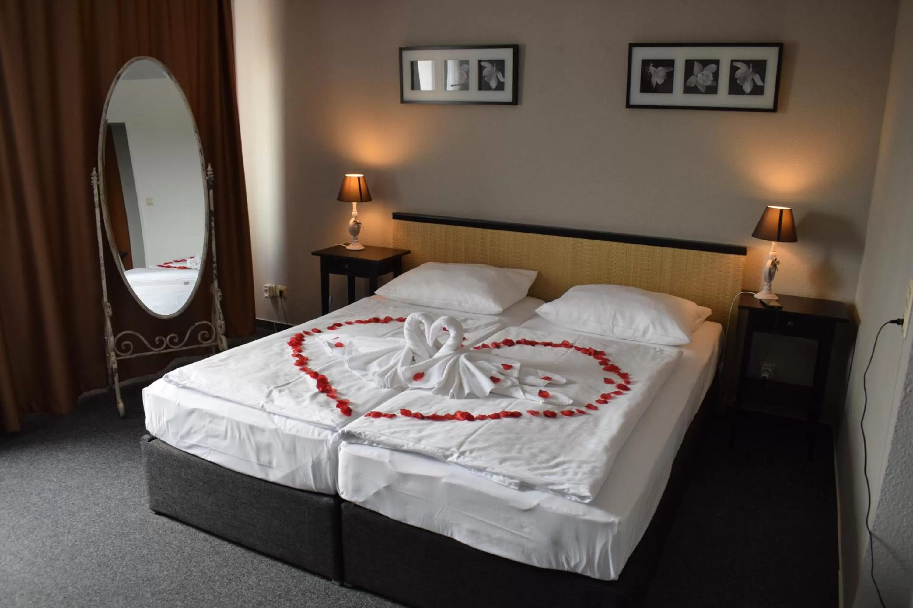 Photo of the whole room, Bed in astral'Inn Leipzig Hotel & Restaurant