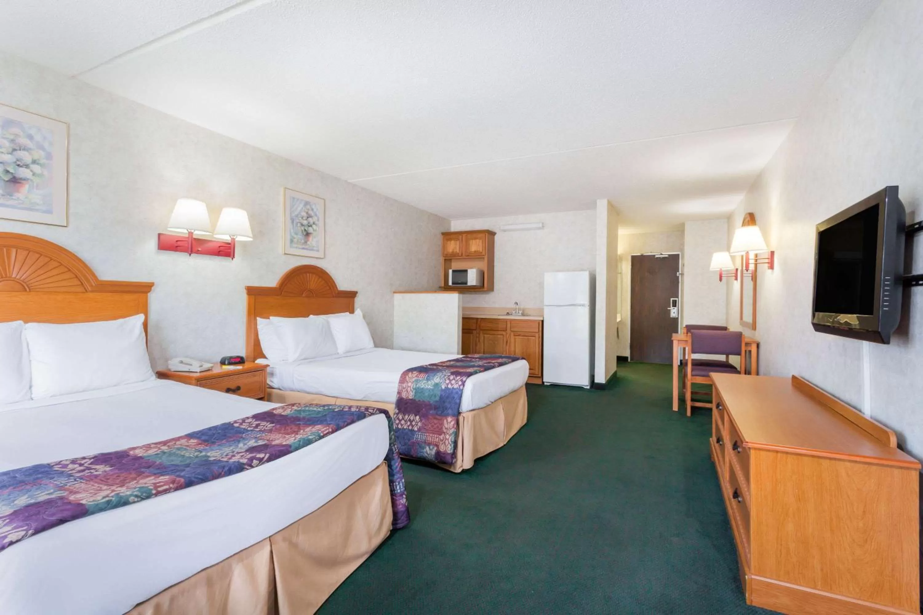 Photo of the whole room, Bed in Days Inn & Suites by Wyndham Lexington