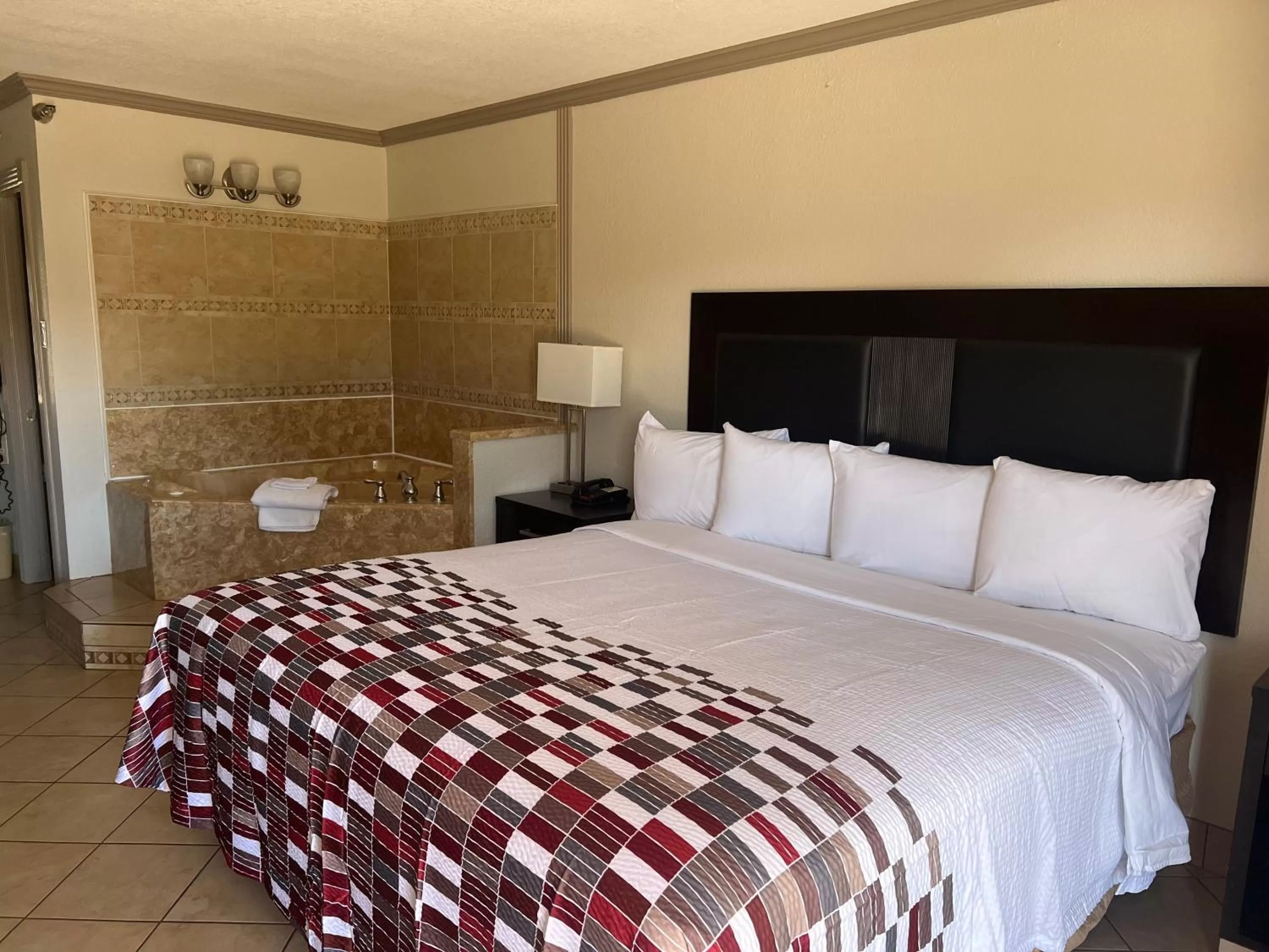 Bedroom, Bed in Red Roof Inn College Station