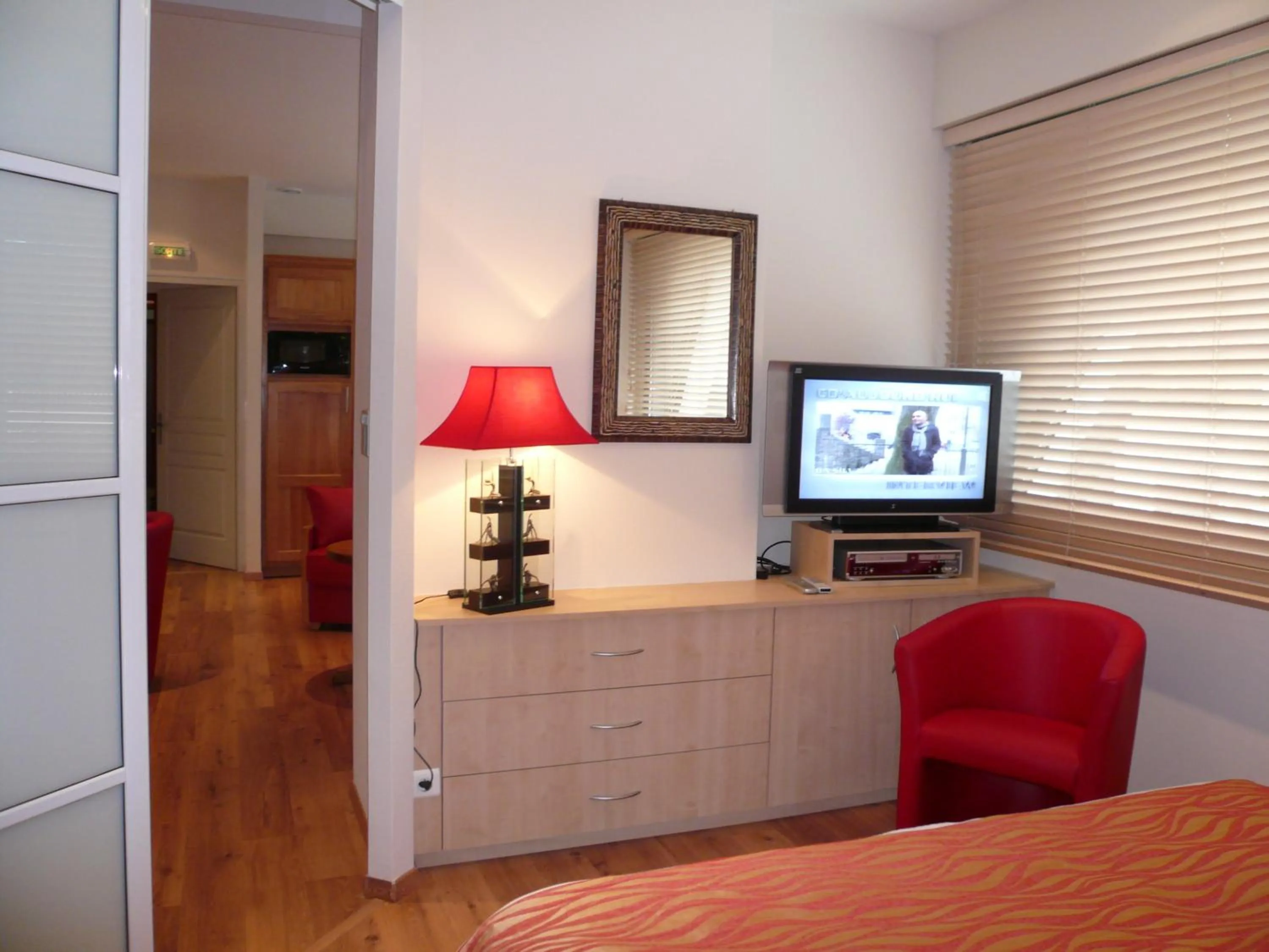 TV and multimedia, Bed in The Originals Boutique, Hôtel Aquilon, Saint-Nazaire