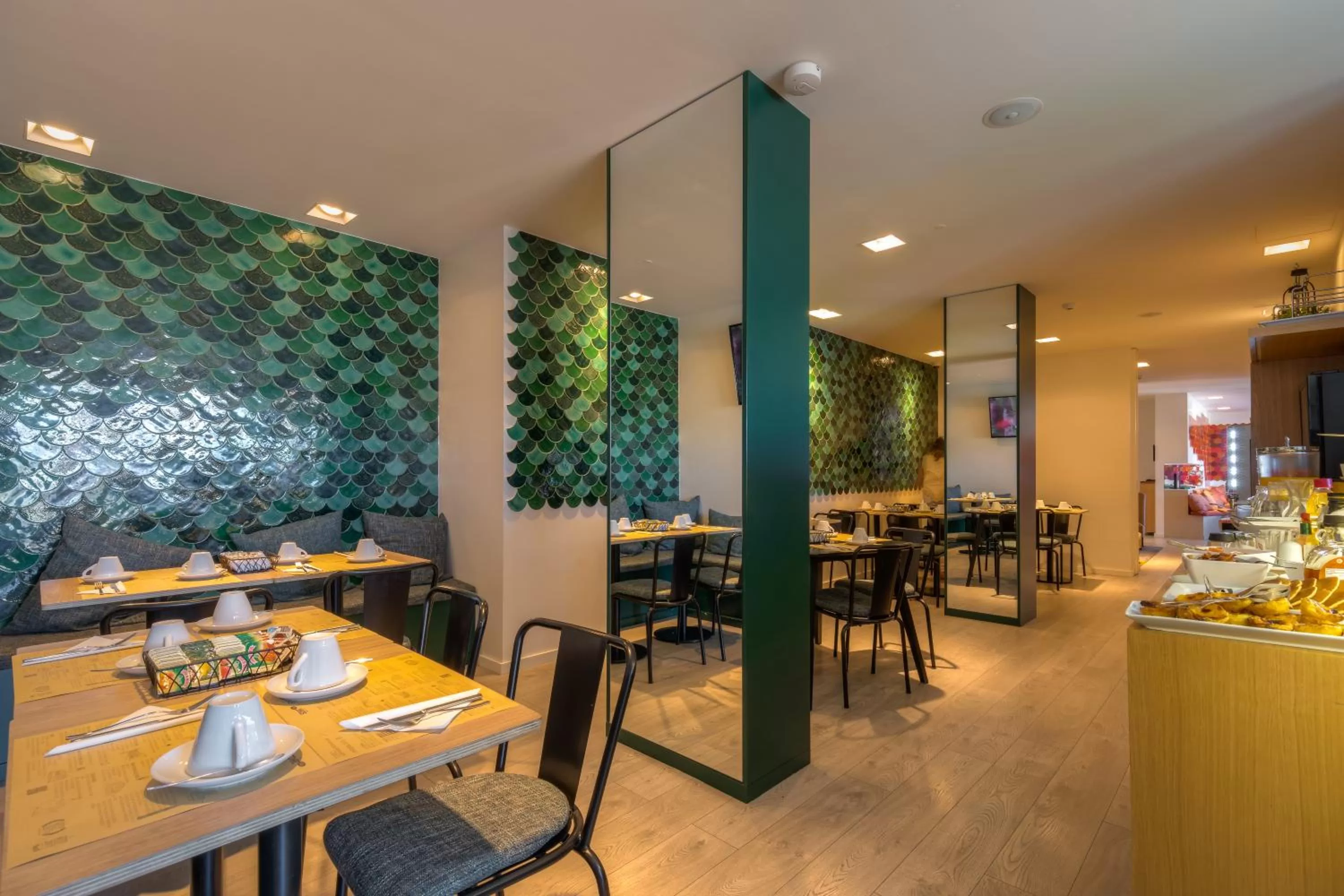 Restaurant/places to eat in Hotel Spot Family Suites