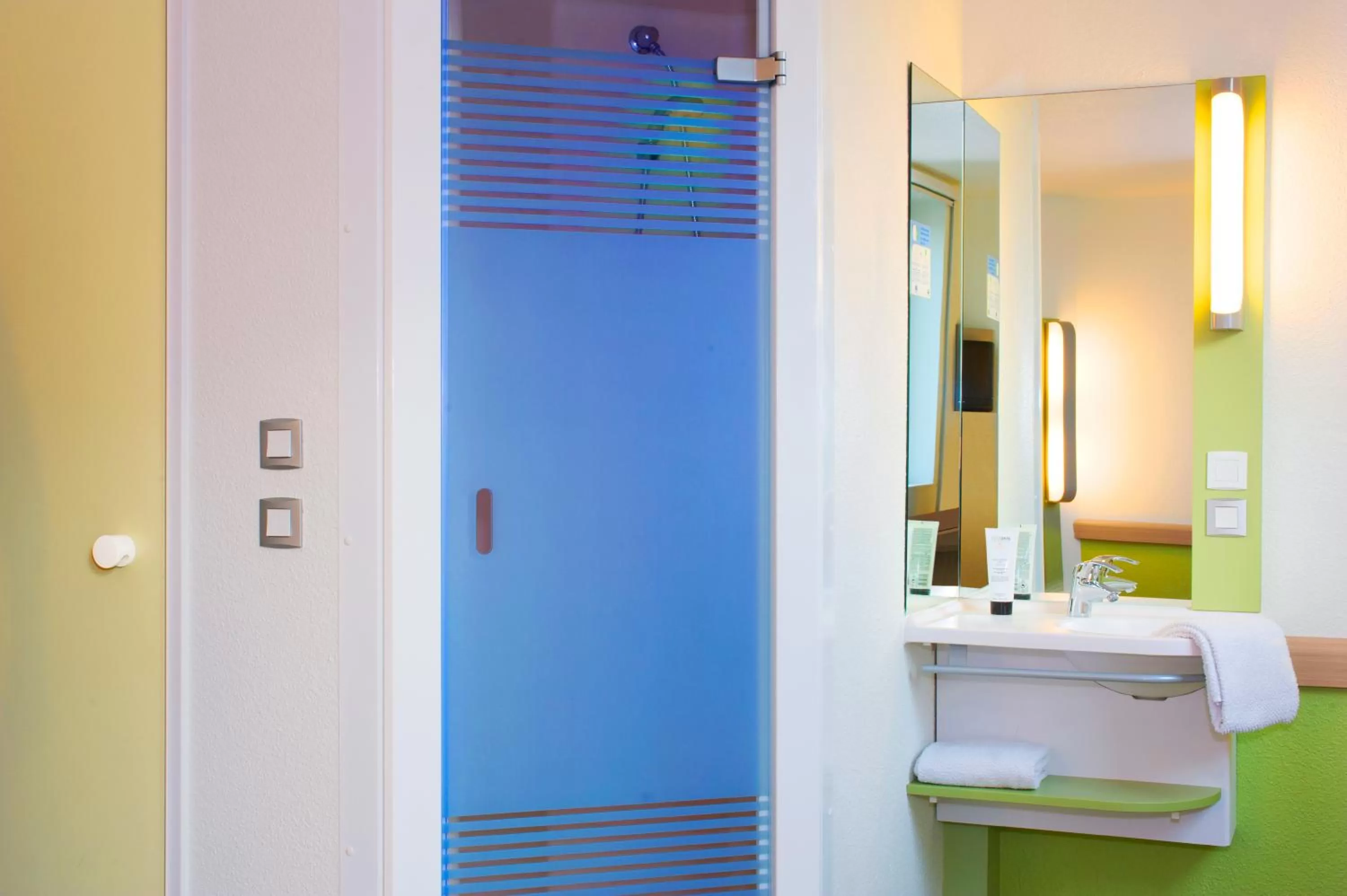 Shower in ibis budget Lisieux