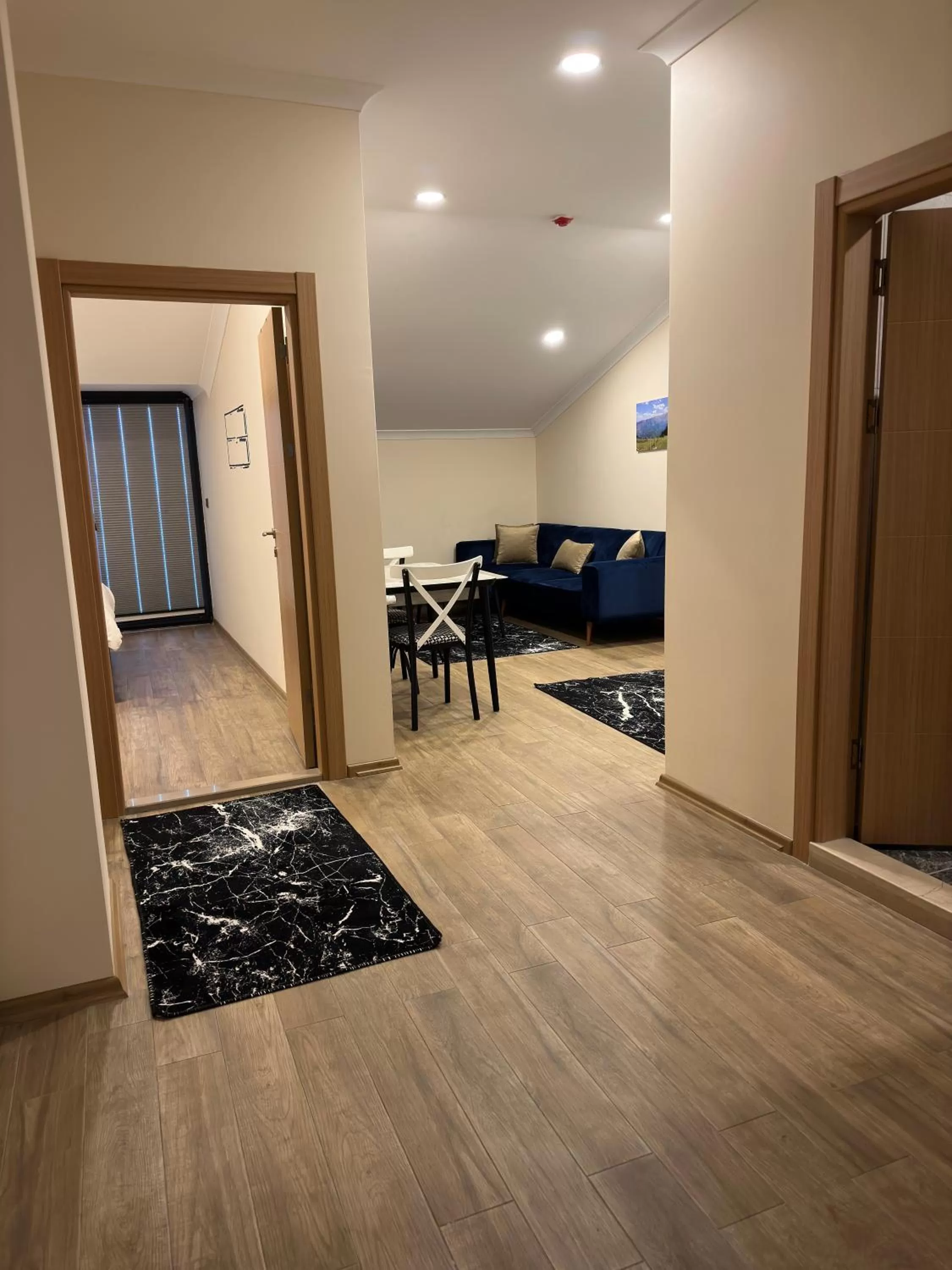 Photo of the whole room in White House Apart