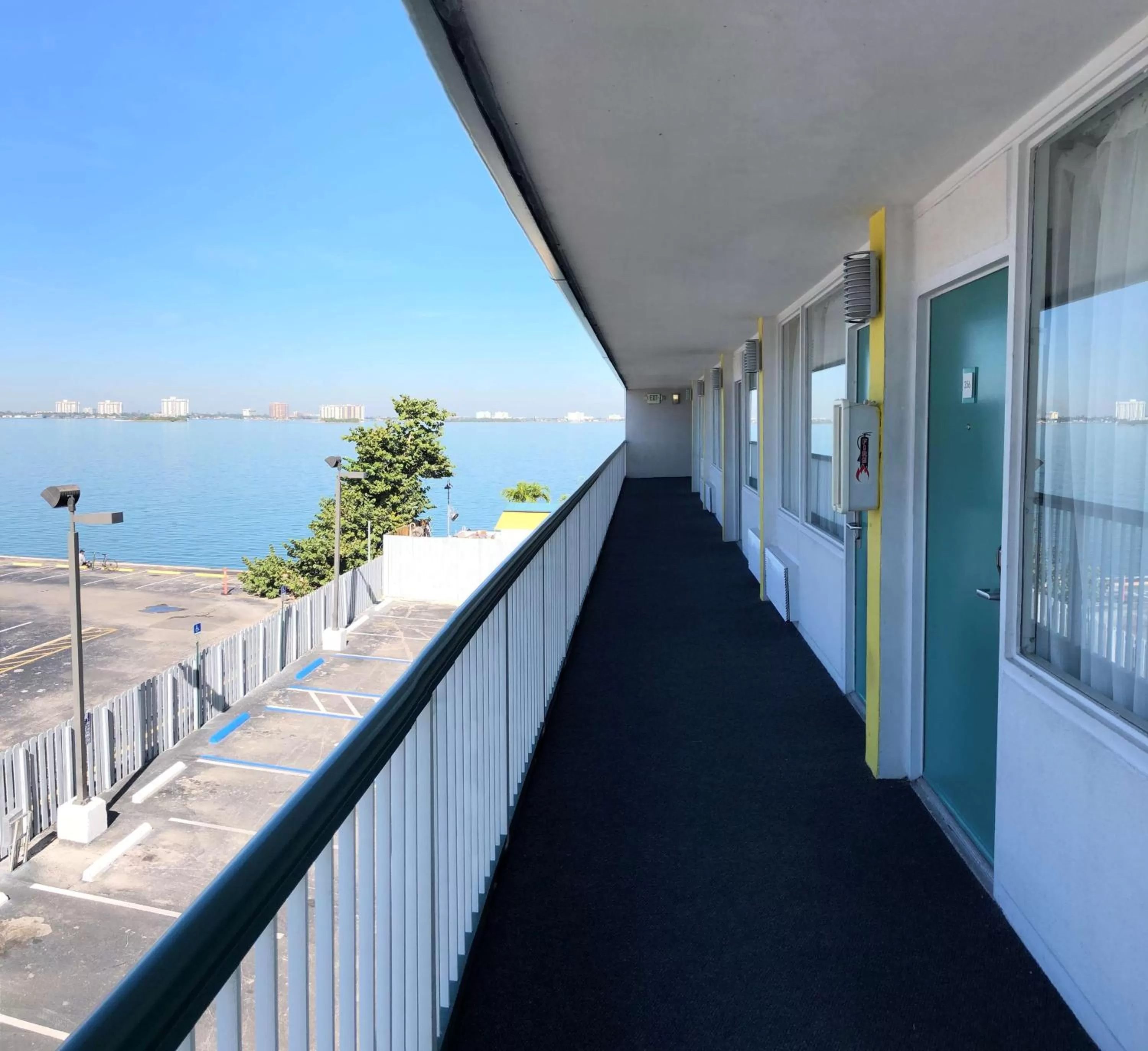 Photo of the whole room, Balcony/Terrace in Best Western On The Bay Inn & Marina
