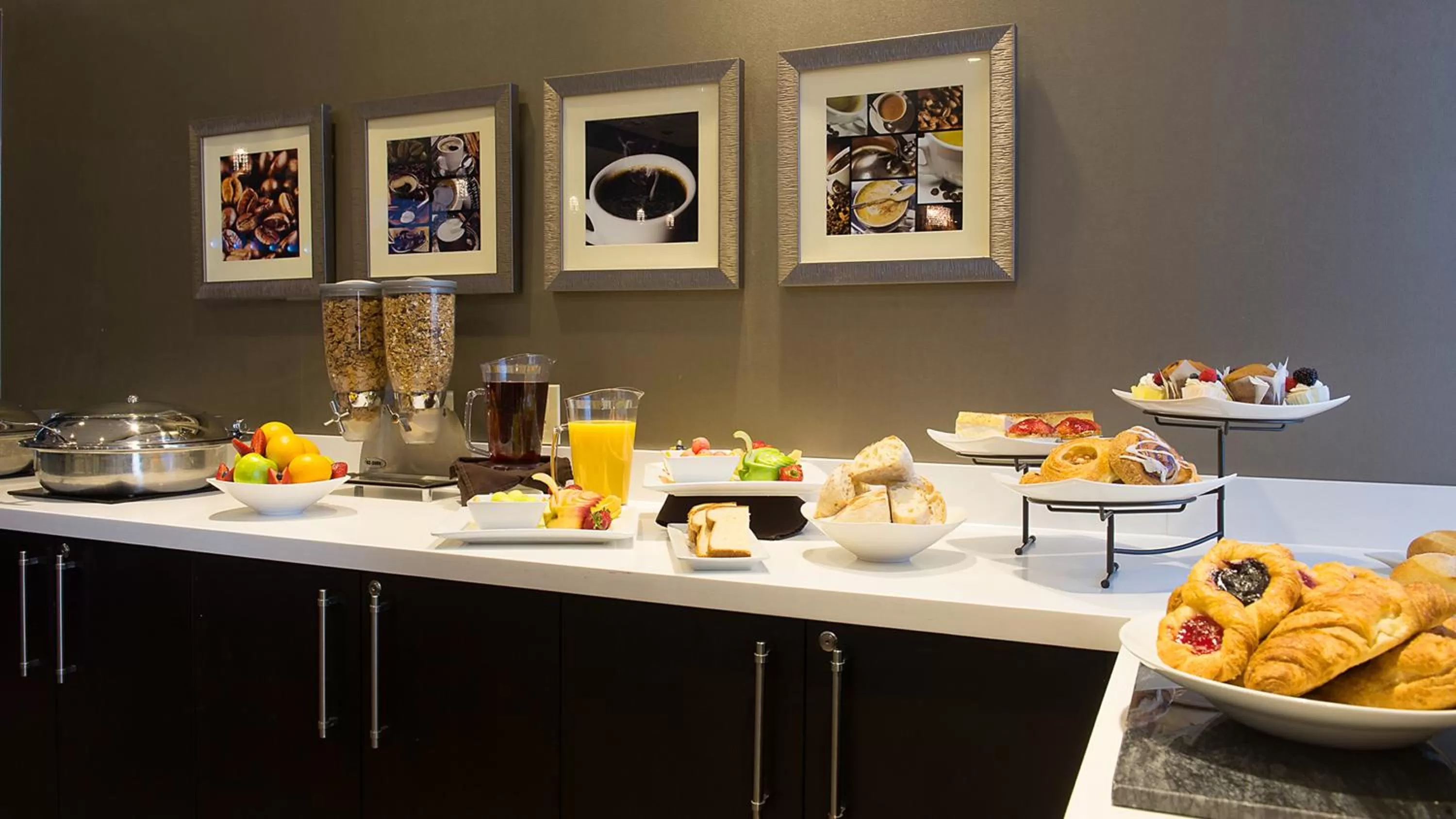 Breakfast in Holiday Inn & Suites Mississauga West - Meadowvale by IHG