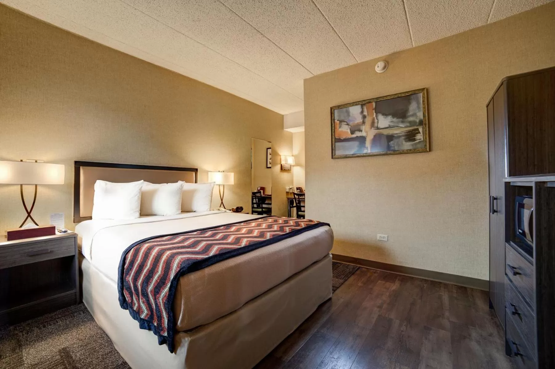 Bed in Carlton Inn Midway