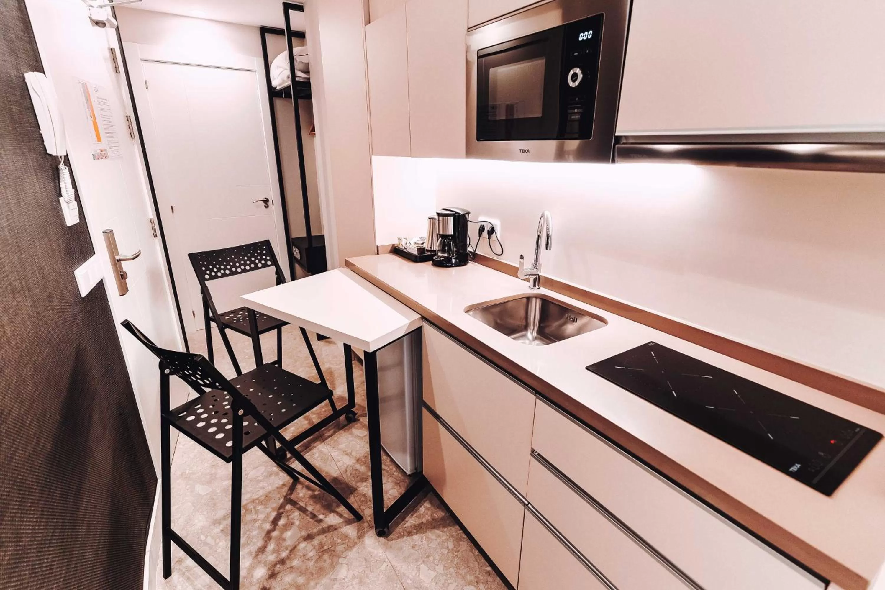 Kitchen or kitchenette in GBH Hotel-Apartamentos Posidonia