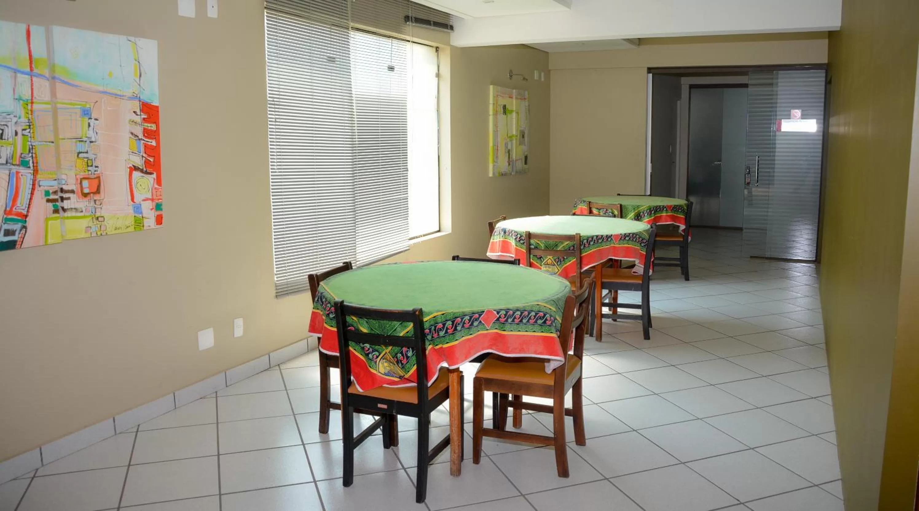 Restaurant/places to eat in VOA Plazza Hotel