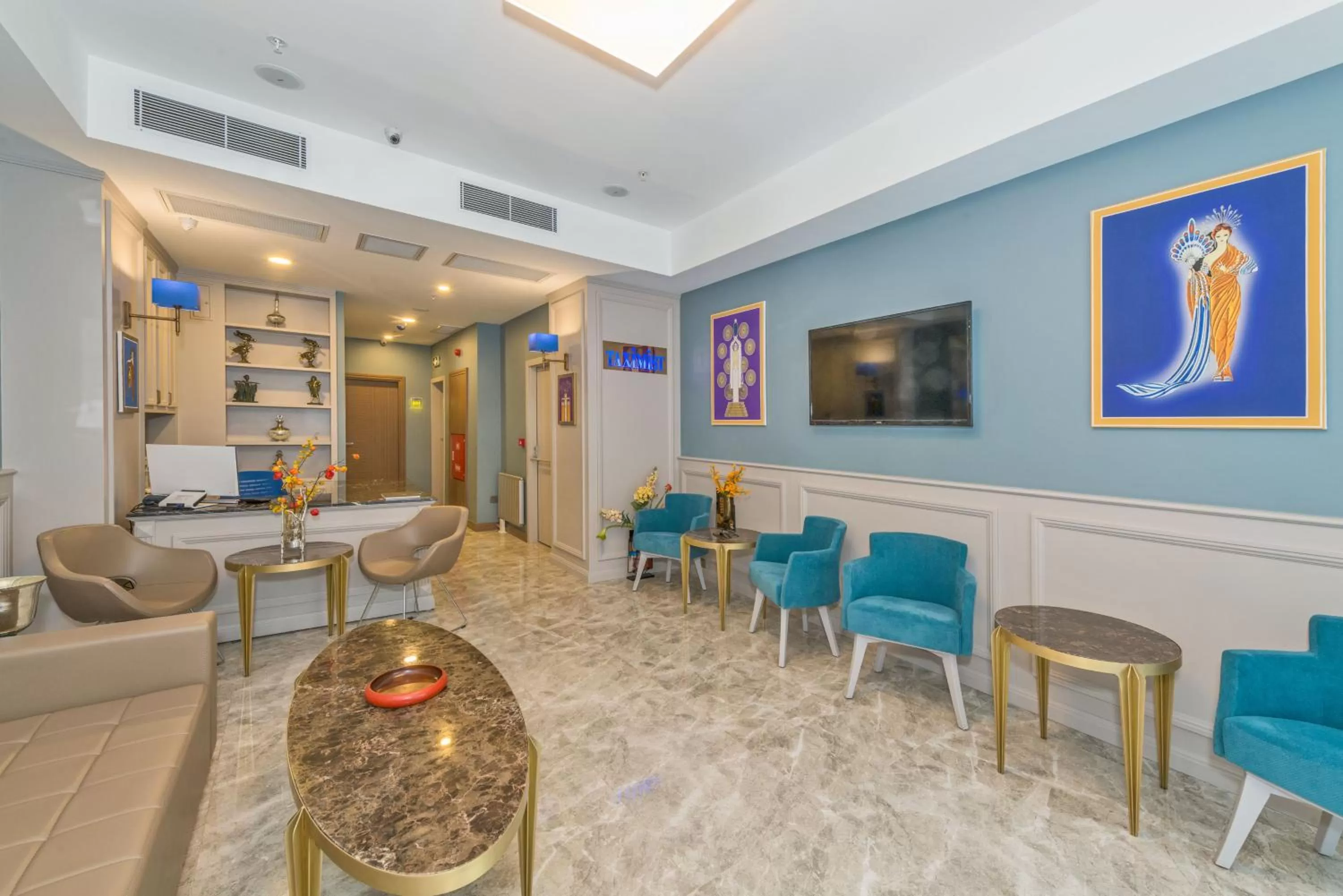 Communal lounge/ TV room in Taximist Hotel