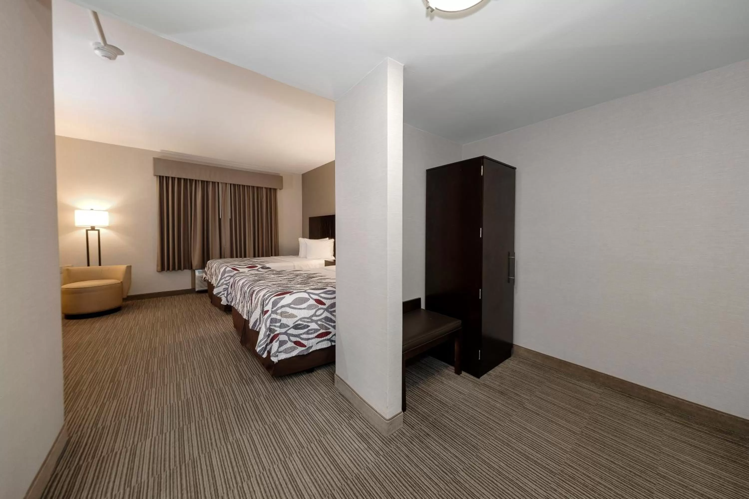 Bedroom, Bed in Red Roof Inn & Suites Newburgh - Stewart Airport West Point