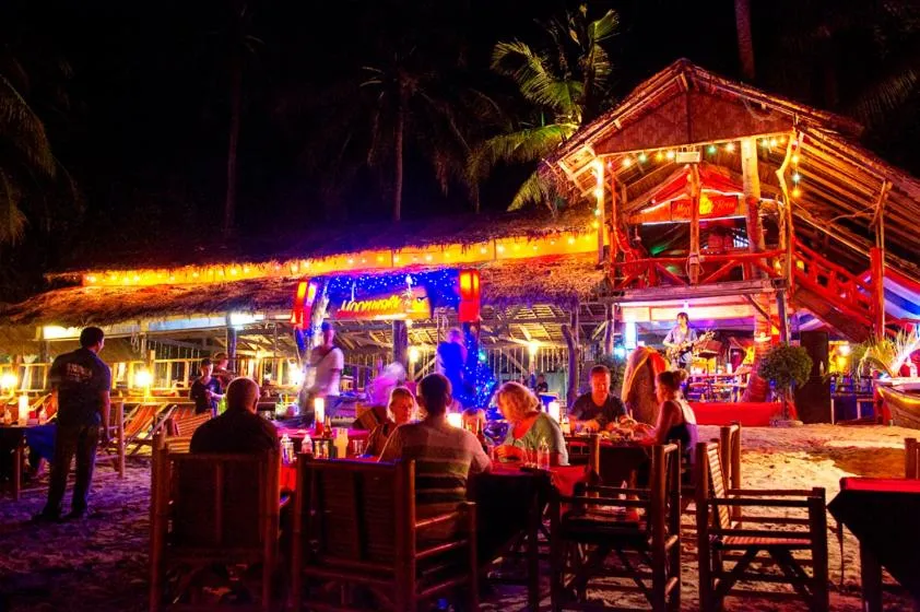 Dining area in Moonwalk Lanta Resort