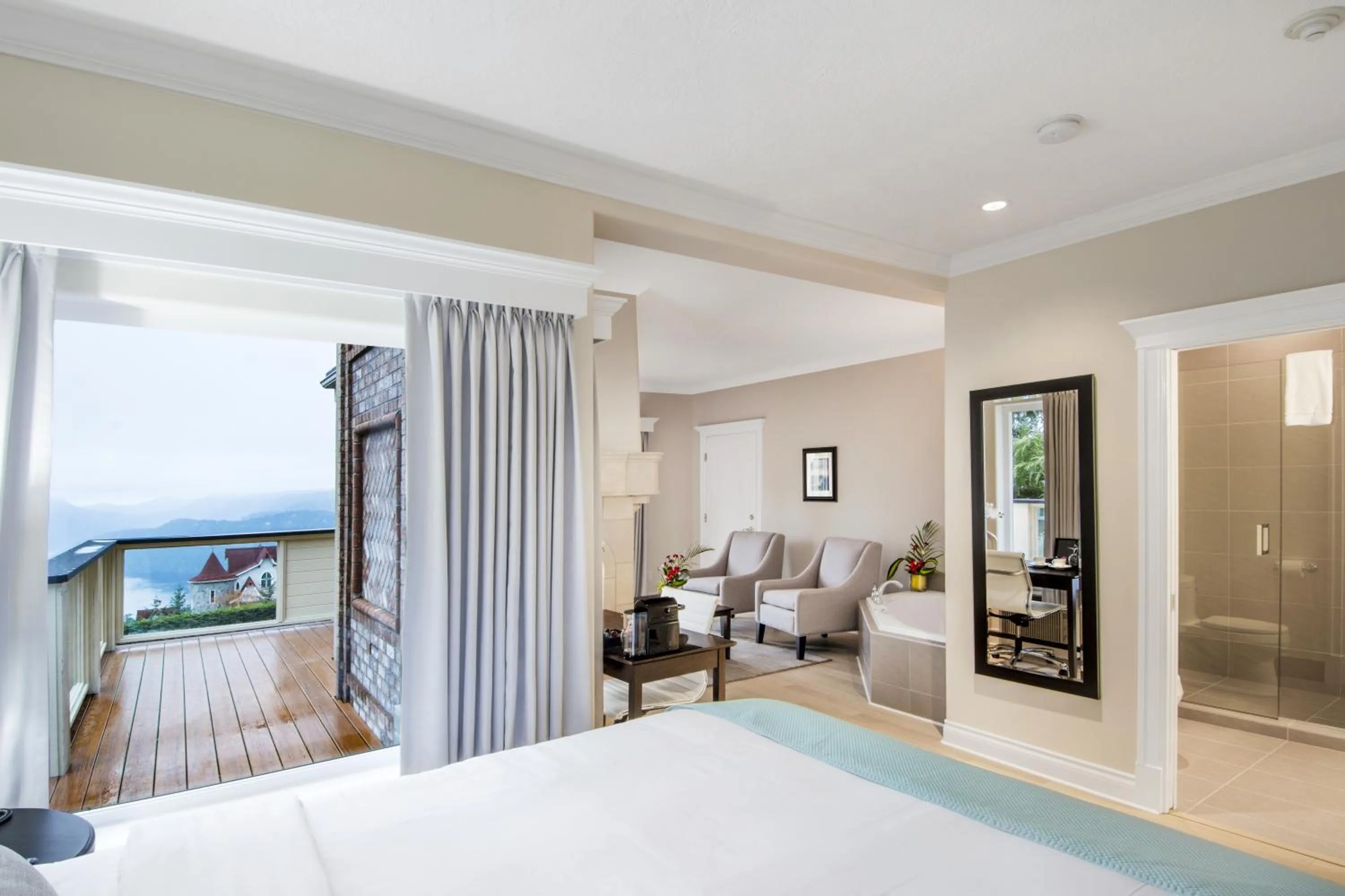 Bed in Villa Eyrie Resort