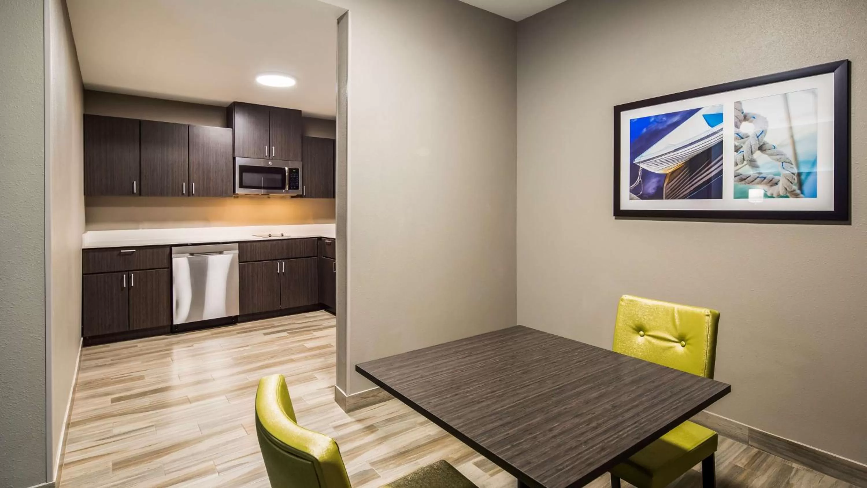 Photo of the whole room, Dining Area in Best Western Plus Pasadena Inn & Suites