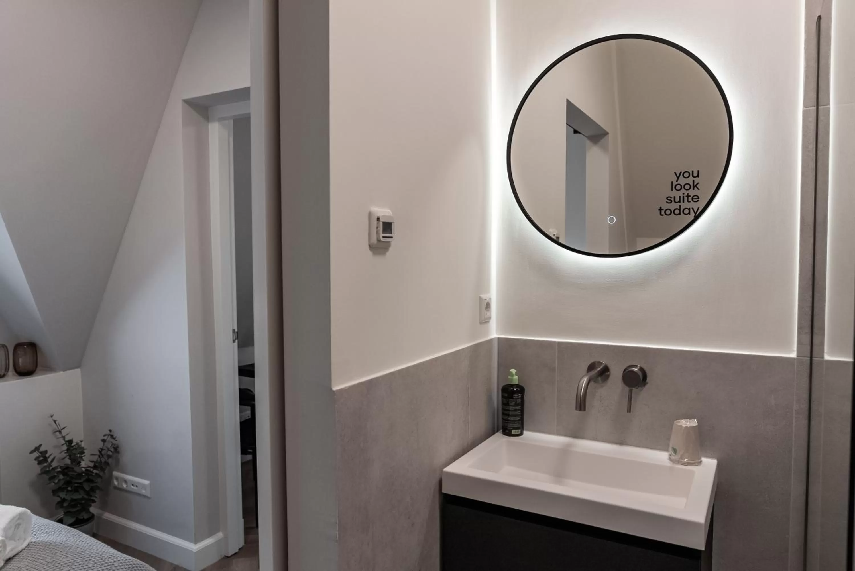 Bathroom in Limehome The Hague Keizerstraat