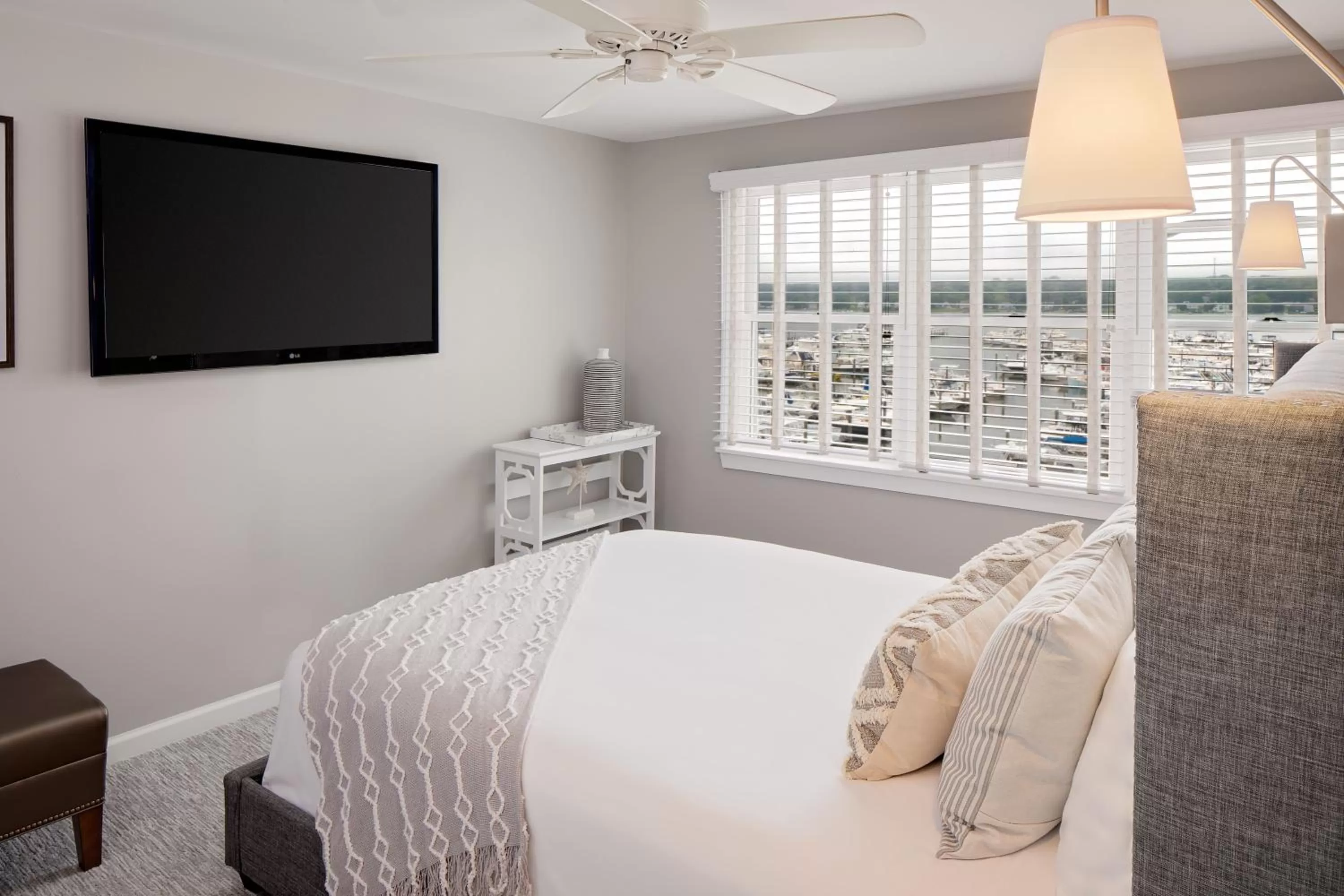 Bed in Inn at Harbor Hill Marina