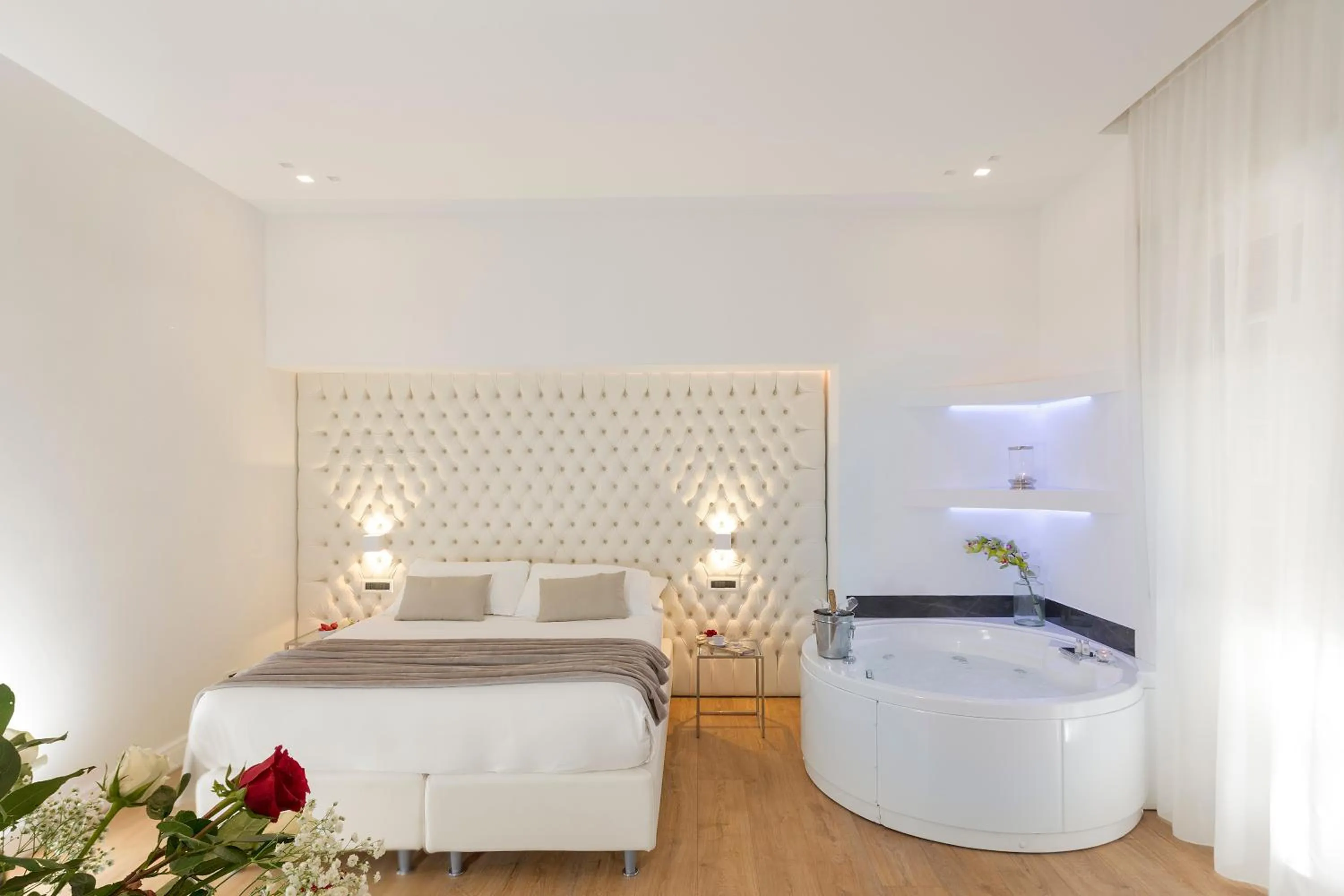 Hot Tub, Bed in Vatican Style