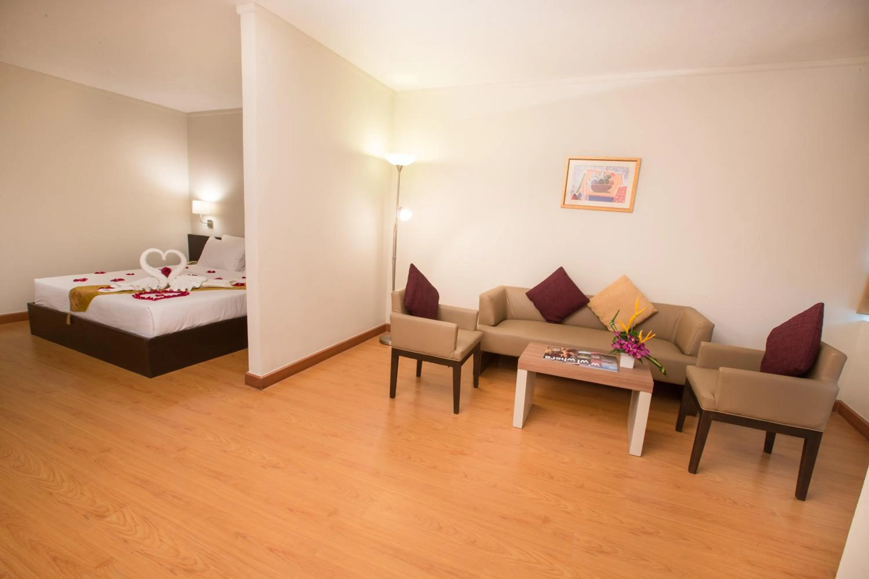 Photo of the whole room, Bed in Seasons Siam Hotel