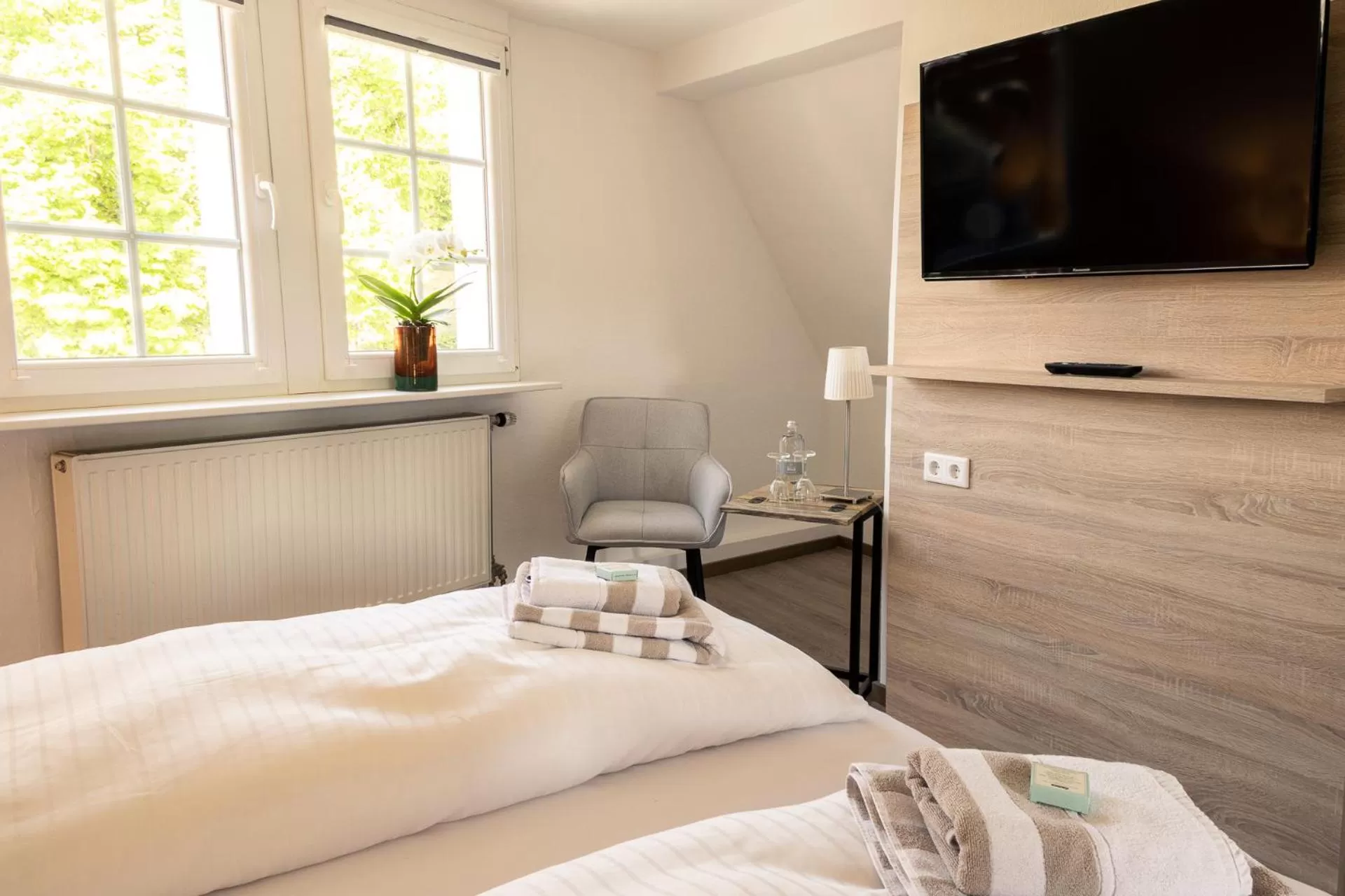 TV and multimedia, Bed in HeimatHerz Hotel Garni