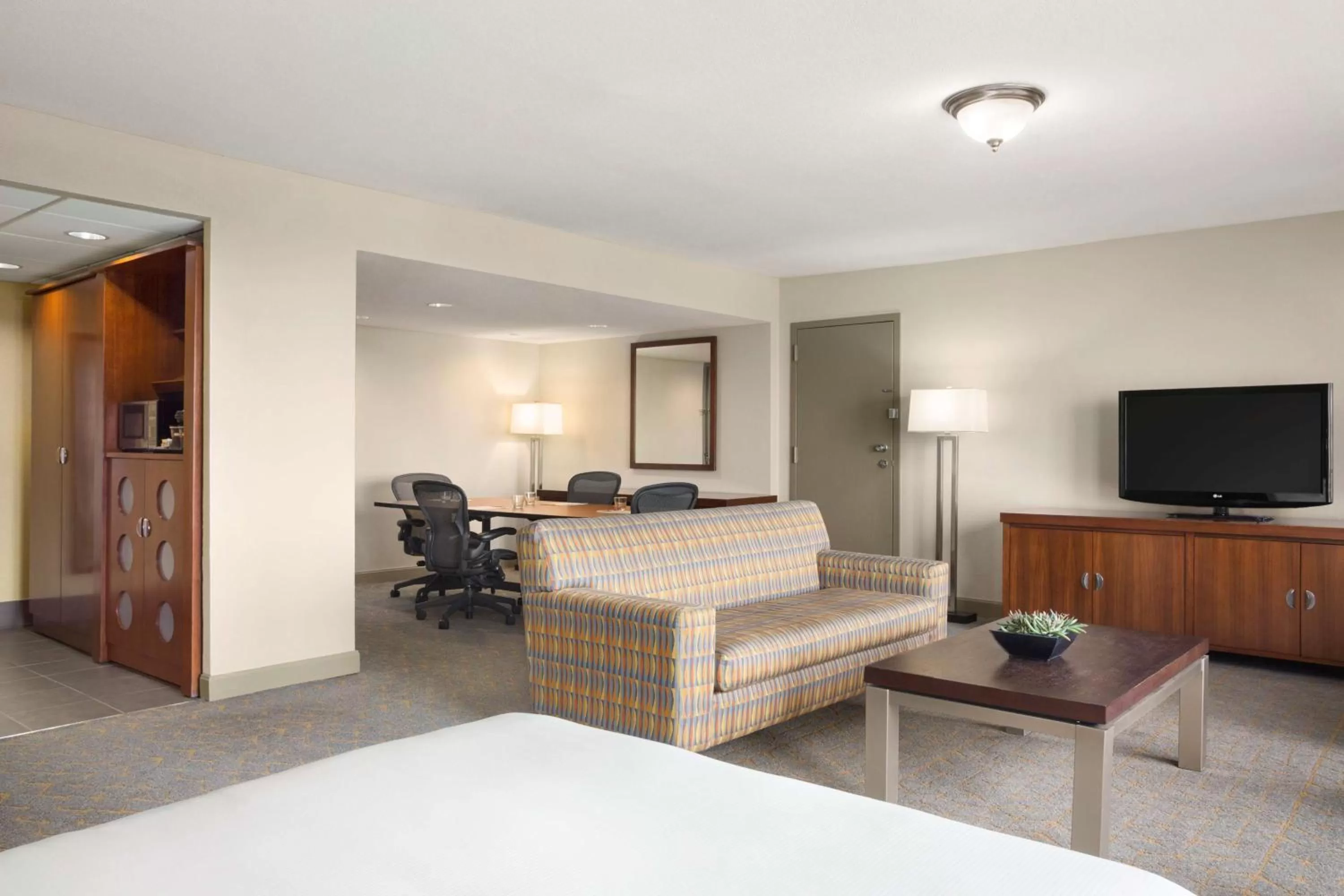 Living room, Bed in DoubleTree by Hilton DFW Airport North