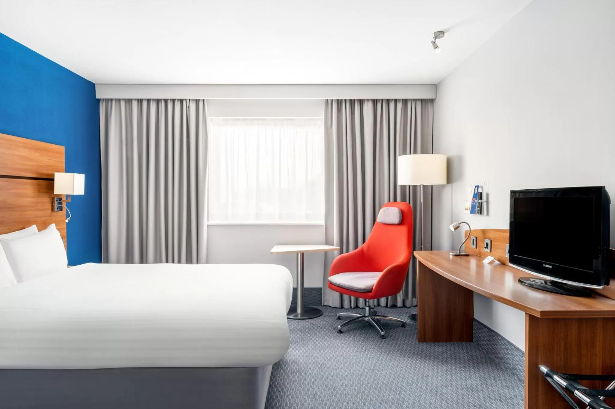 Bed in Holiday Inn Express Braintree by IHG