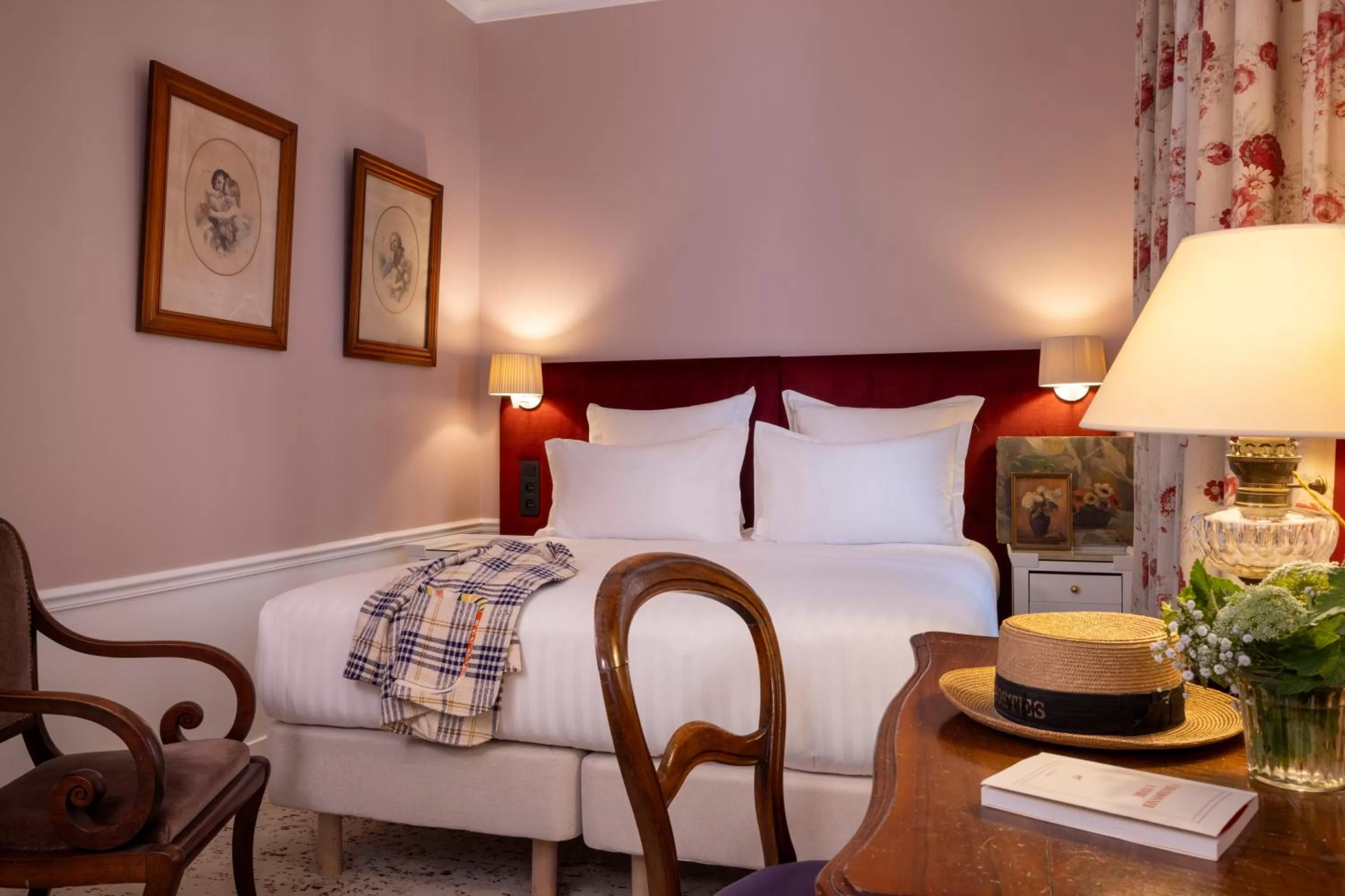 Bed in Hôtel Le Saint Gregoire