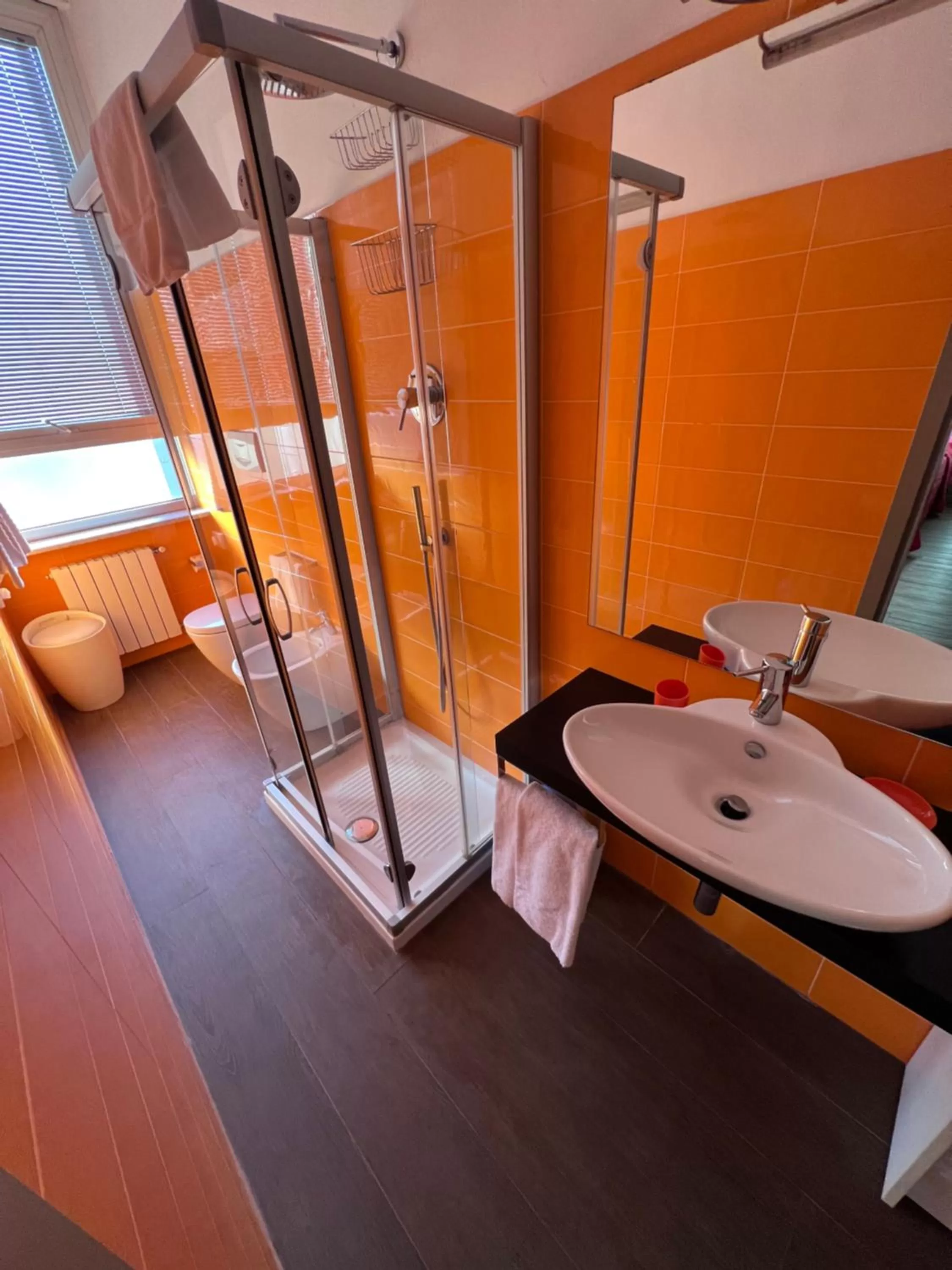 Shower, Bed in Residence Star