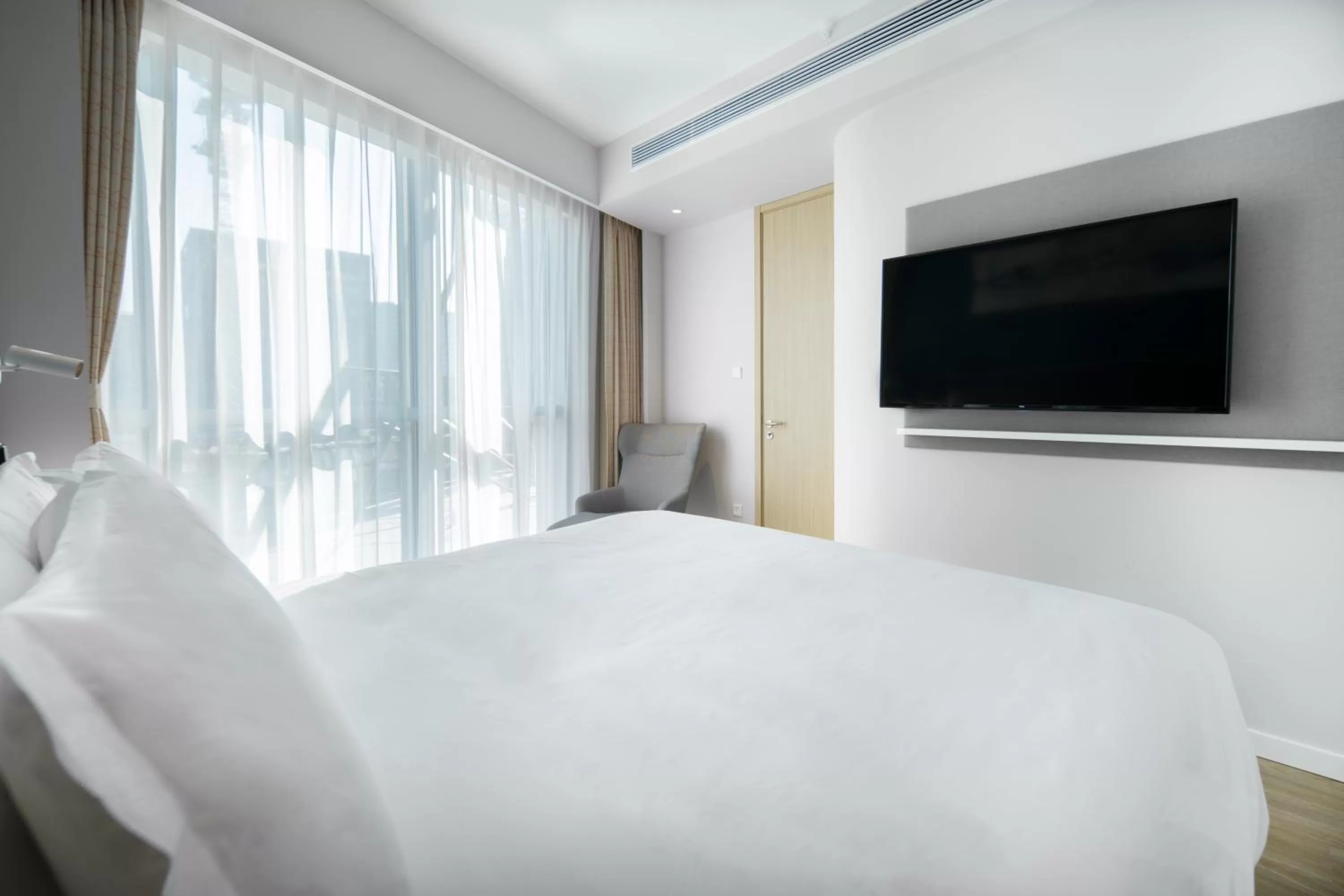 Photo of the whole room, Bed in Holiday Inn Express Shanghai Pudong Zhangjiang by IHG - 20 minutes to New International Expo Center and Disneyland