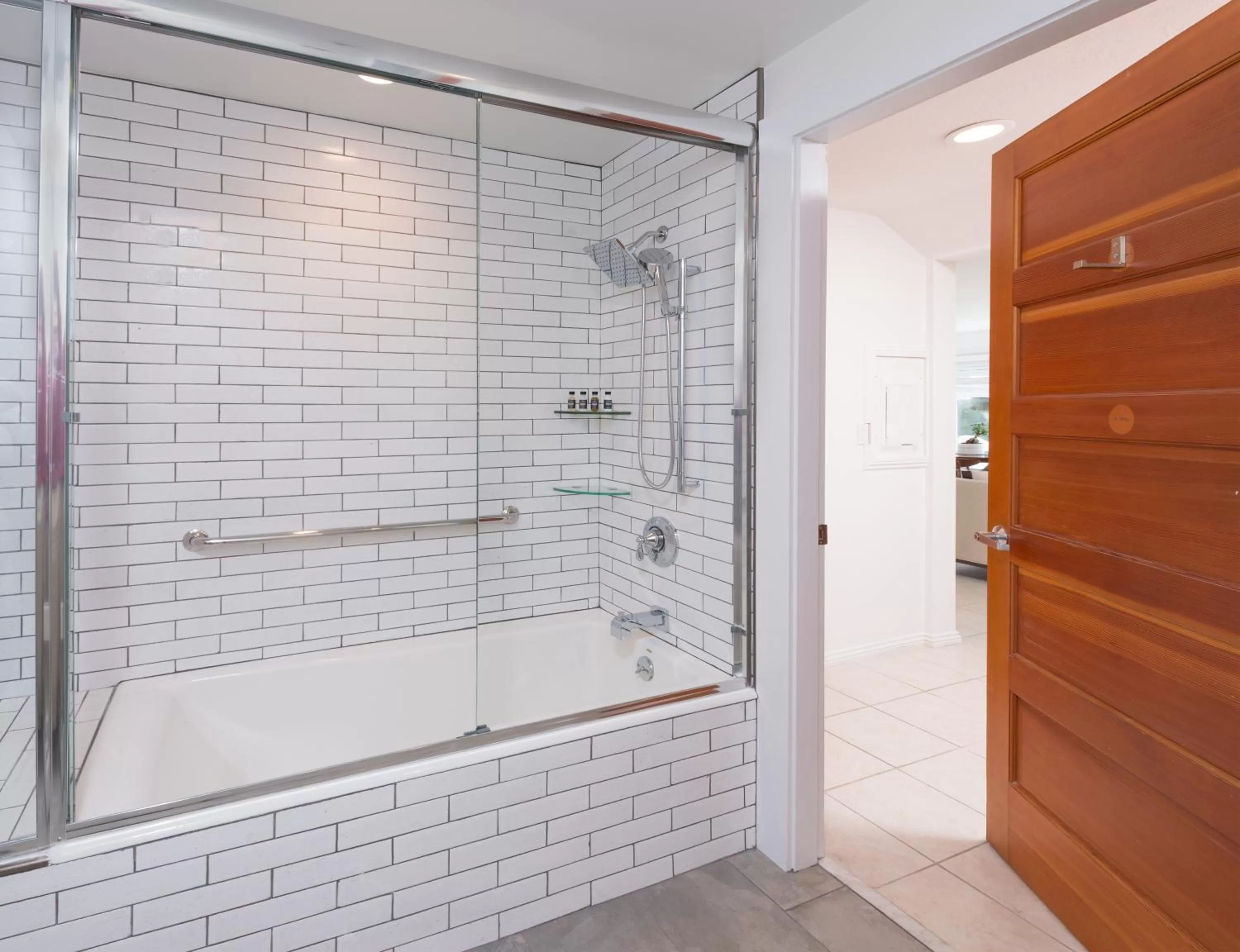Shower, Bathroom in ViewPoint Hotel