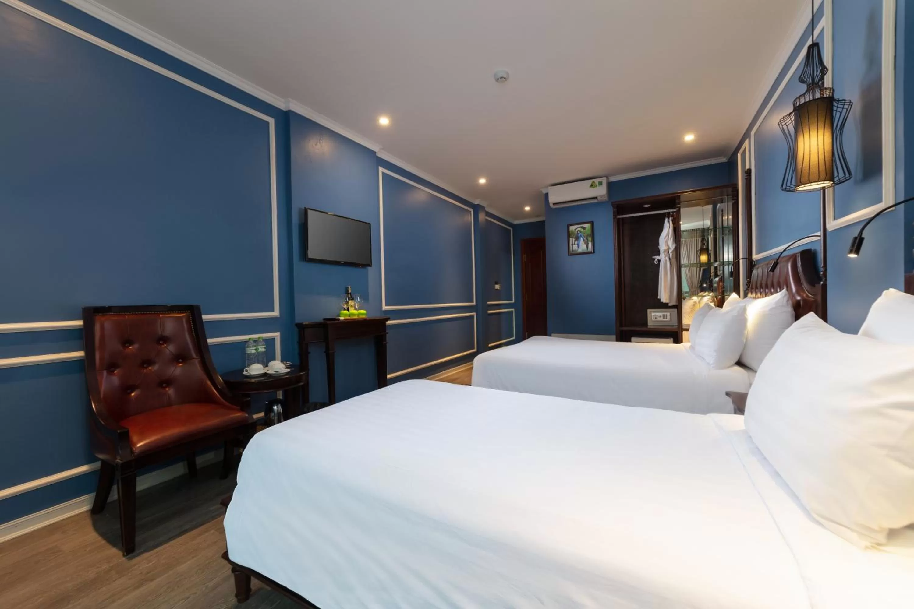 Photo of the whole room, Bed in Suddha Boutique Hotel