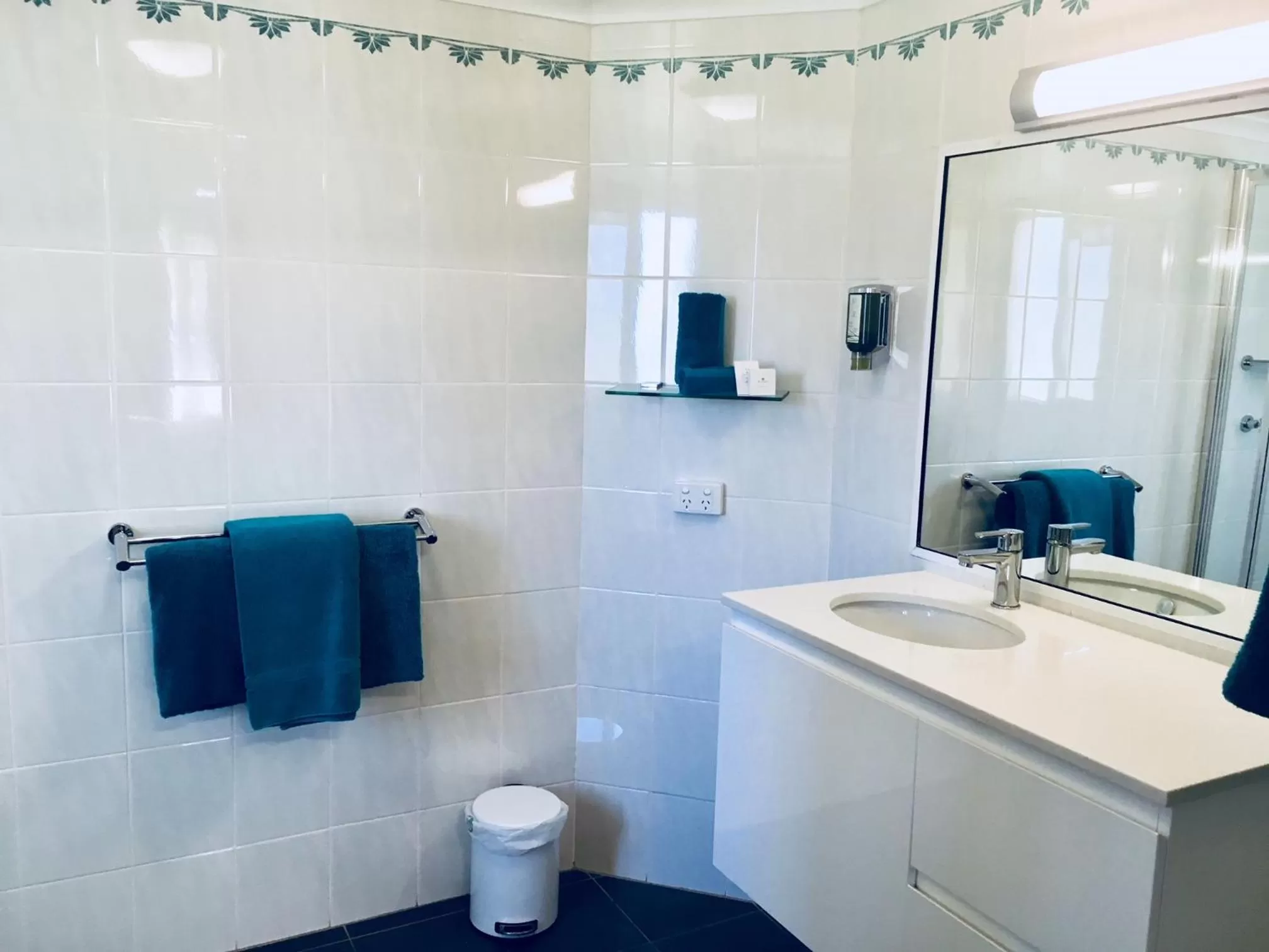 Bathroom in Fairway Motor Inn