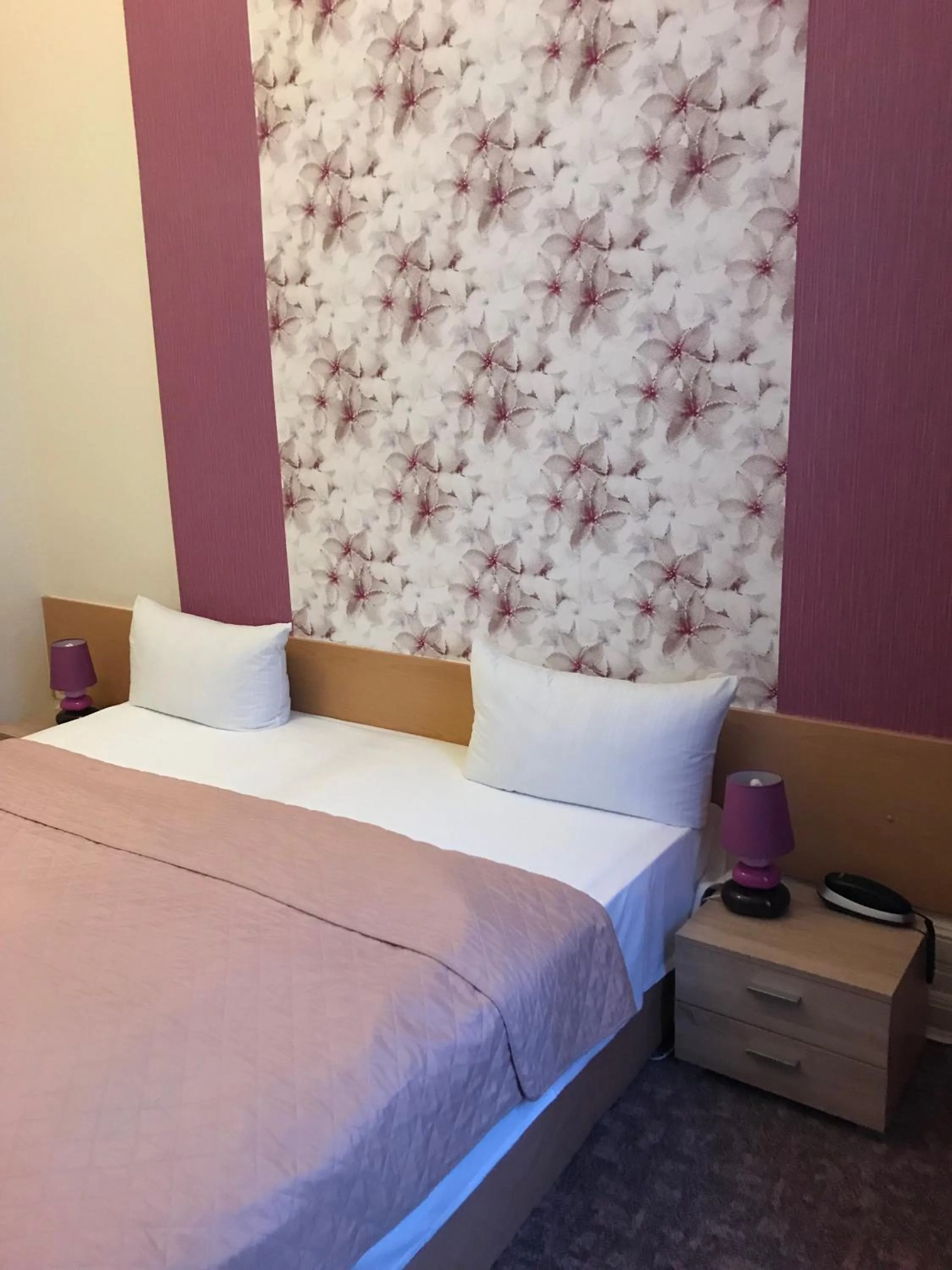 Photo of the whole room, Bed in Hotel Castell am Kurfürstendamm