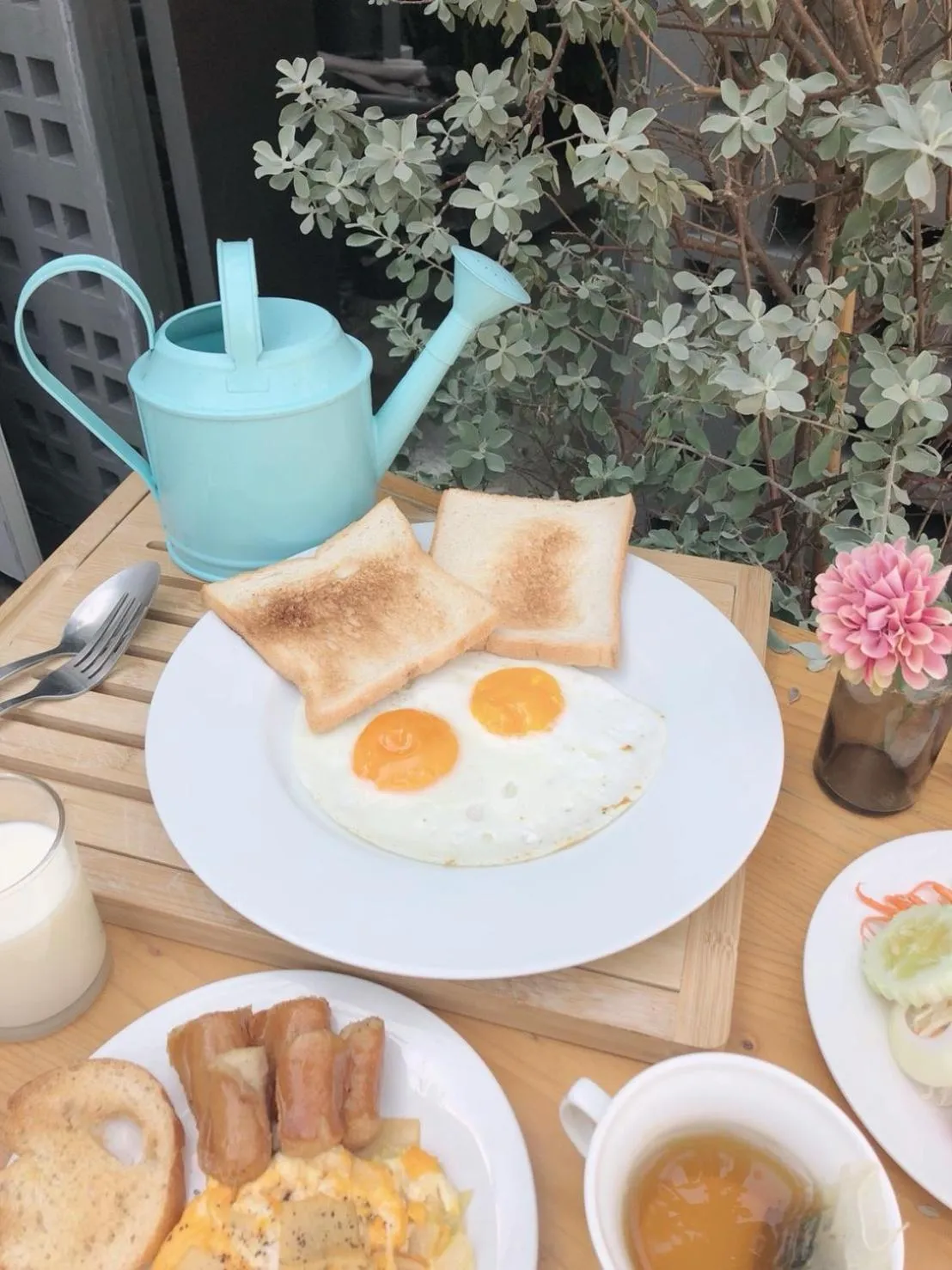 Breakfast in Kinnon Deluxe Hostel Coworking Cafe