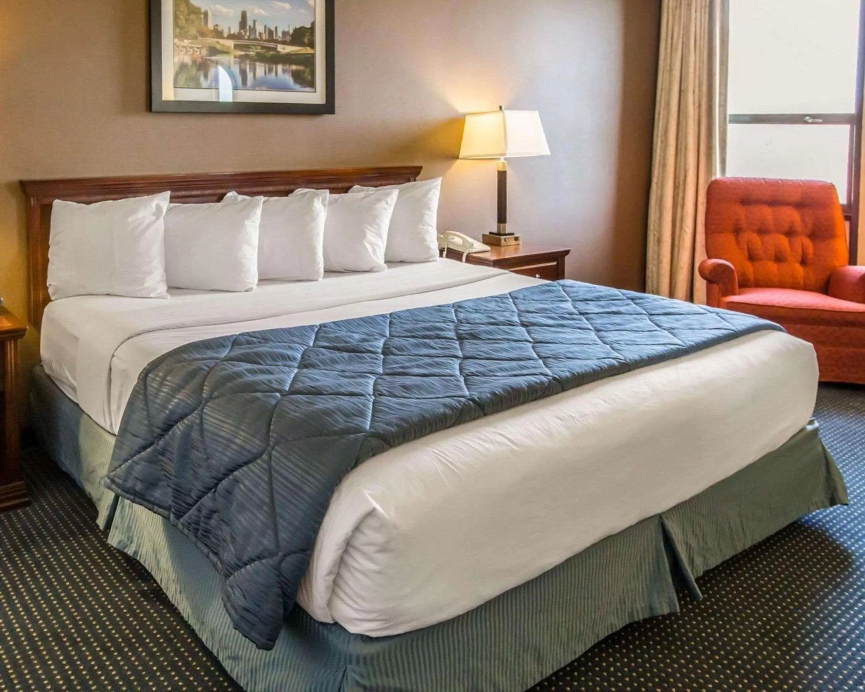 Photo of the whole room, Bed in Quality Inn Schaumburg - Chicago near the Mall