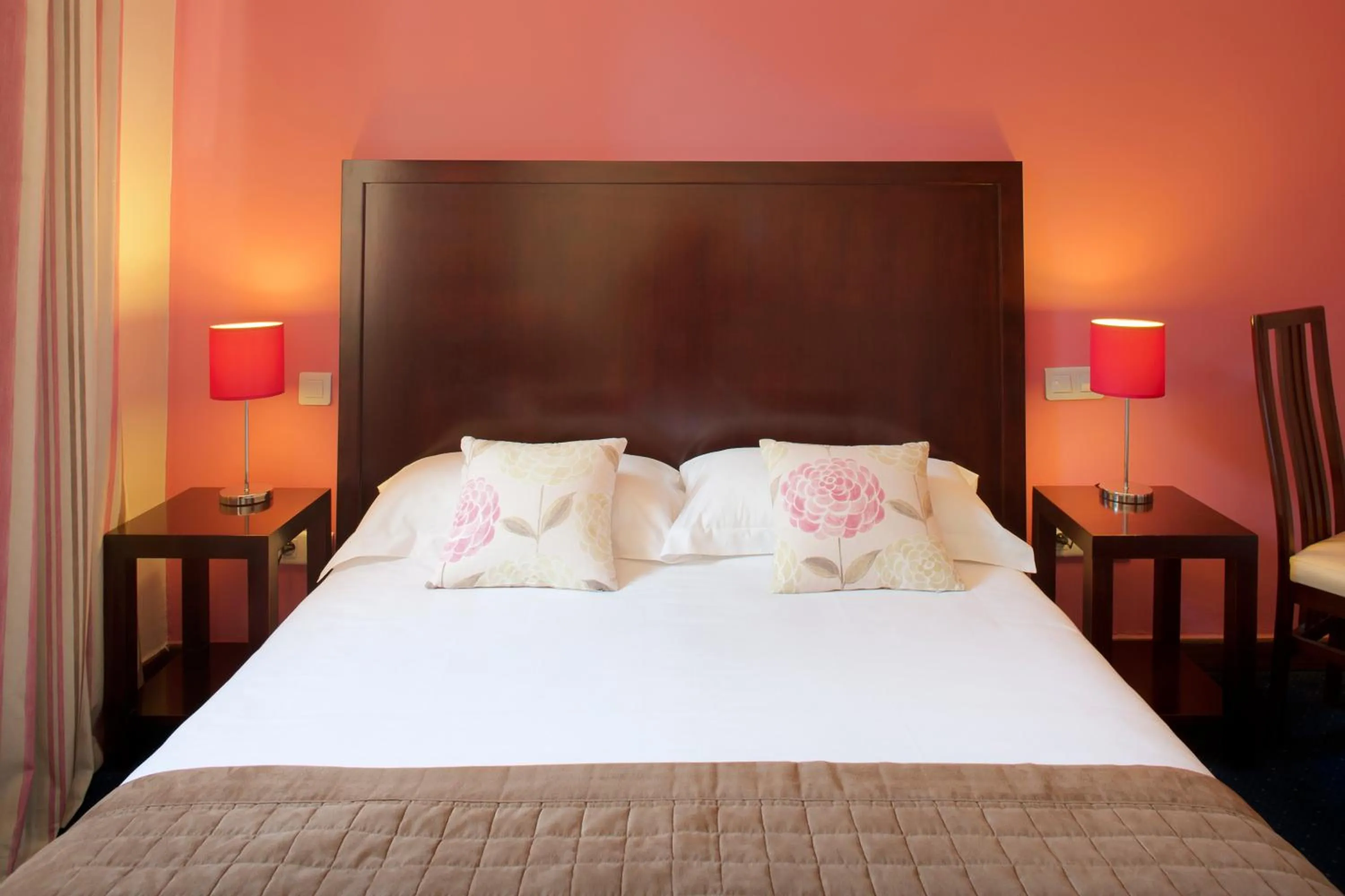 Photo of the whole room, Bed in Hôtel Relais Acropolis